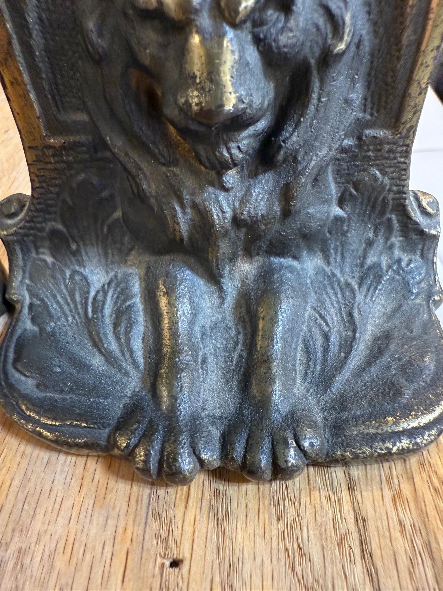 XX secolo Coppia di reggilibri con testa e zampe di leone figurate dei primi del Novecento in vendita