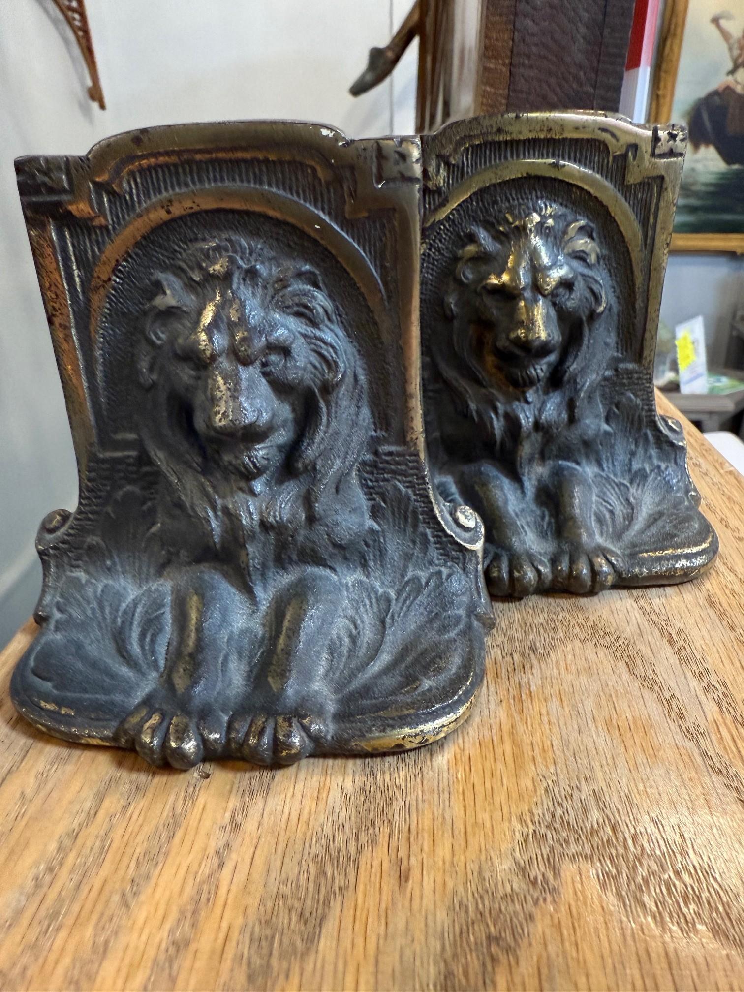 Coppia di reggilibri con testa e zampe di leone figurate dei primi del Novecento in vendita 1