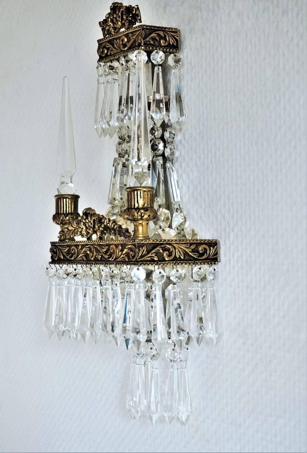 Early 20th Century Pair of French Cut Crystal Bronze Wall Sconces In Good Condition In Frankfurt am Main, DE