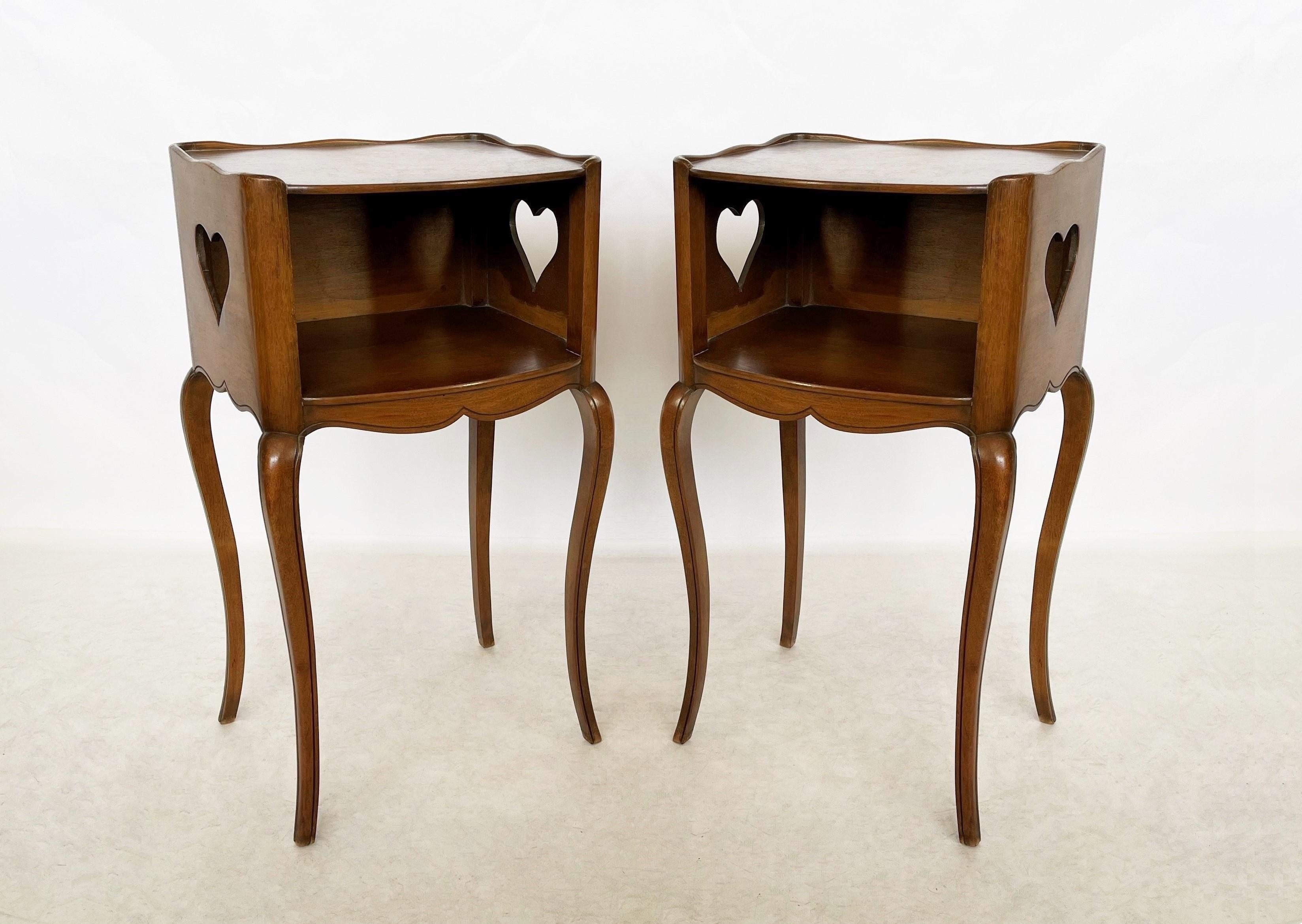 Early 20th Century Pair of French Louis XV Style Commodes/Nightstands In Good Condition For Sale In Dallas, TX