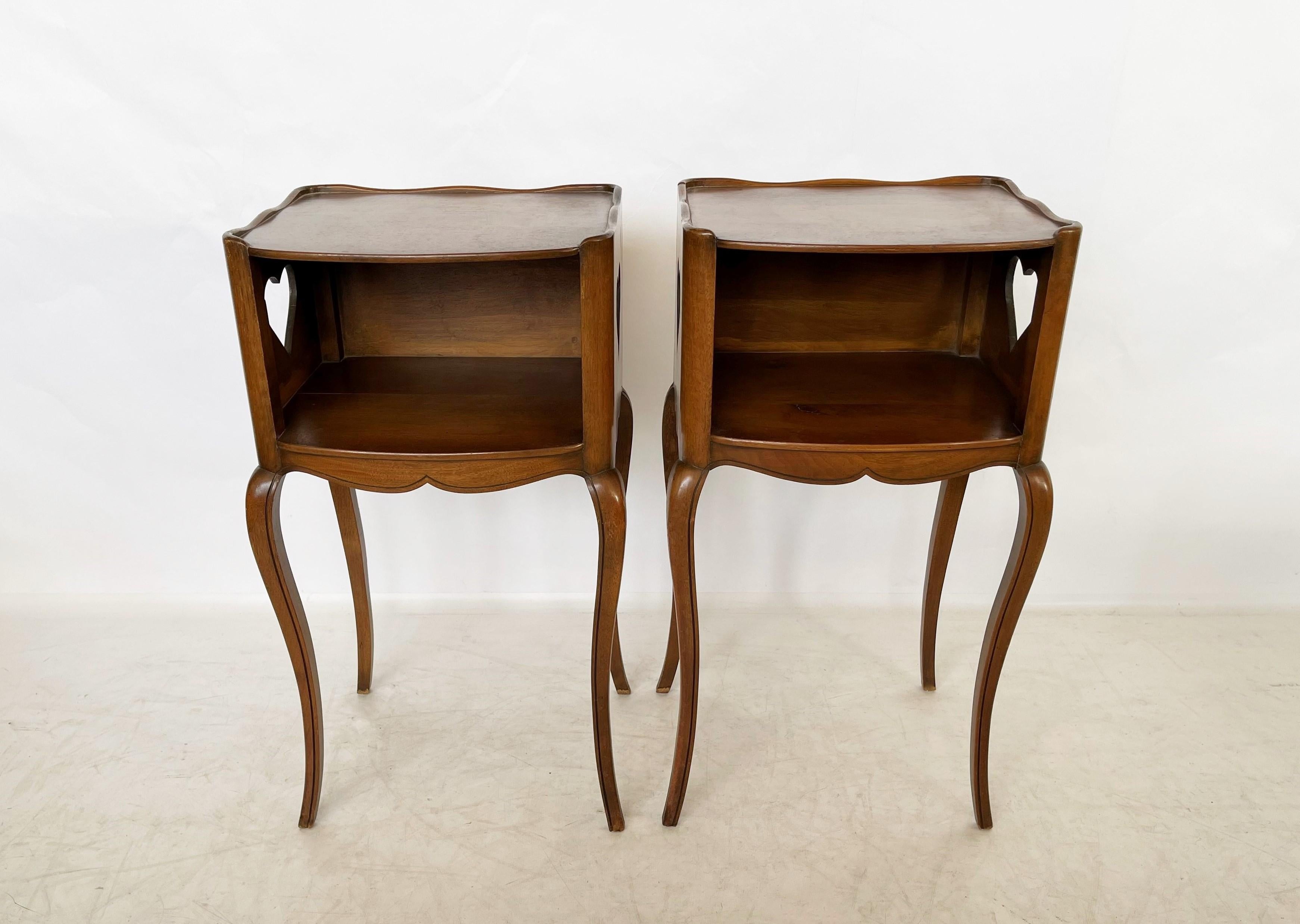 Wood Early 20th Century Pair of French Louis XV Style Commodes/Nightstands For Sale