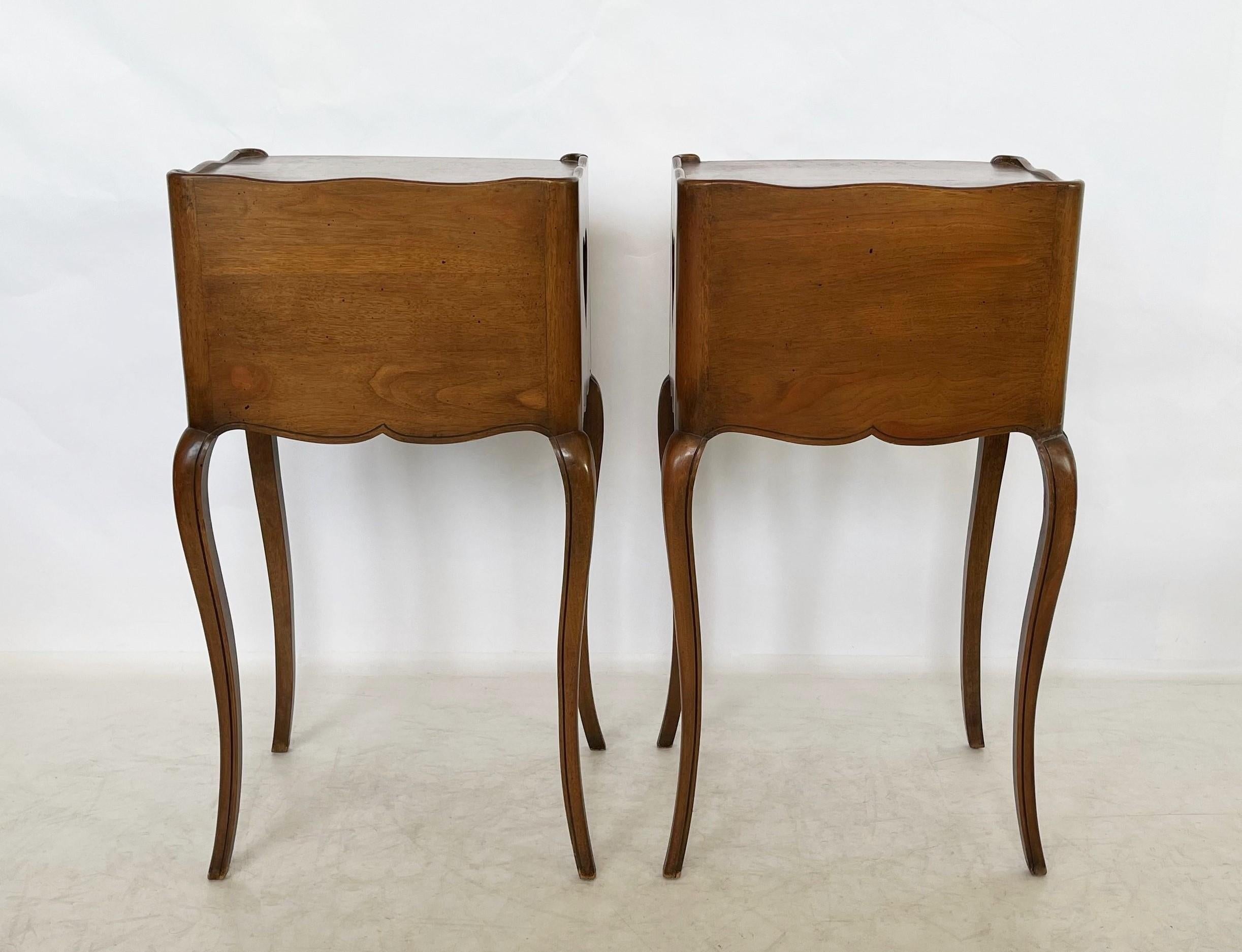Early 20th Century Pair of French Louis XV Style Commodes/Nightstands For Sale 3
