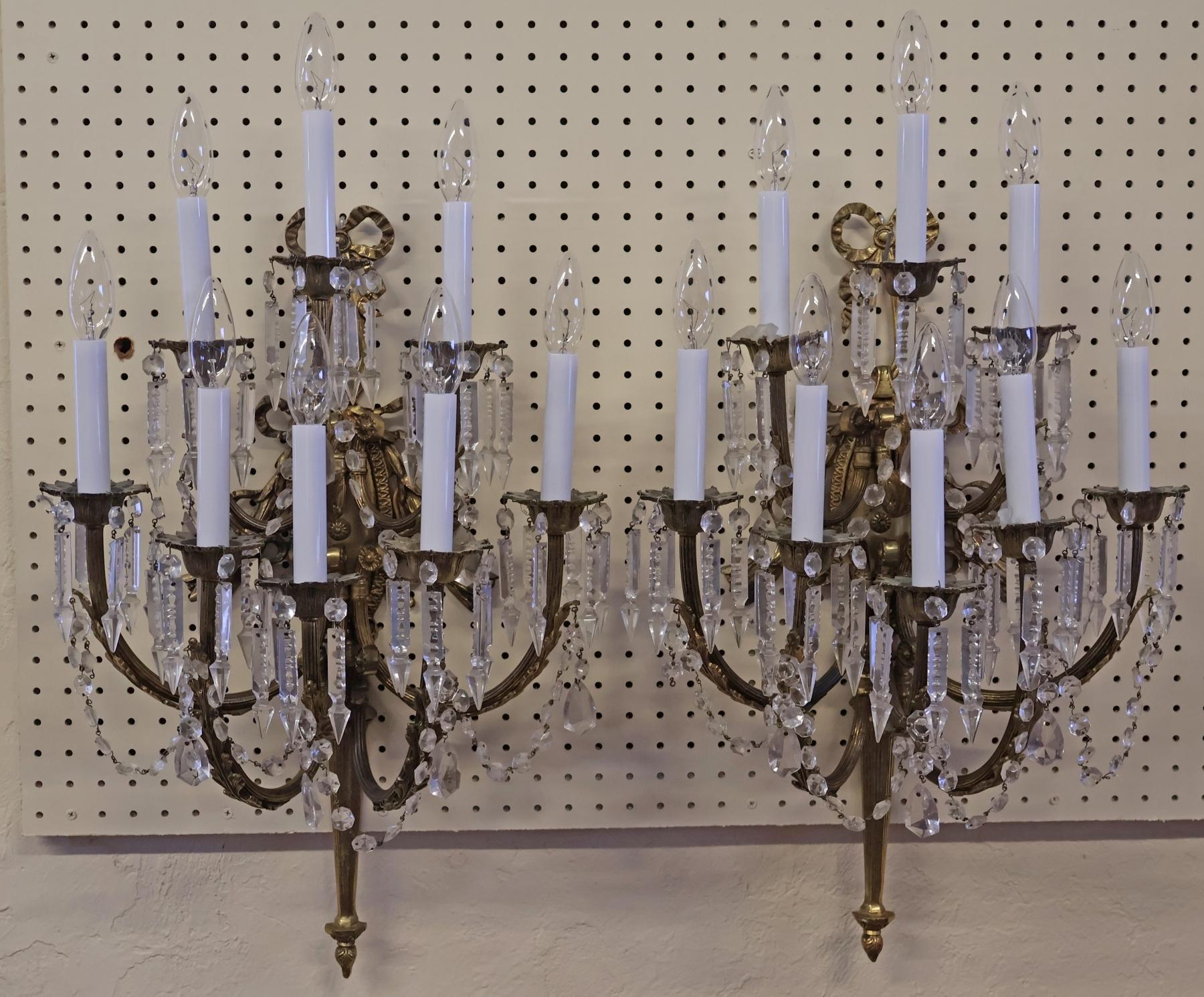 Coppia di lampade francesi in stile Luigi XVI in ottone e cristallo dell'inizio del XX secolo in vendita 7