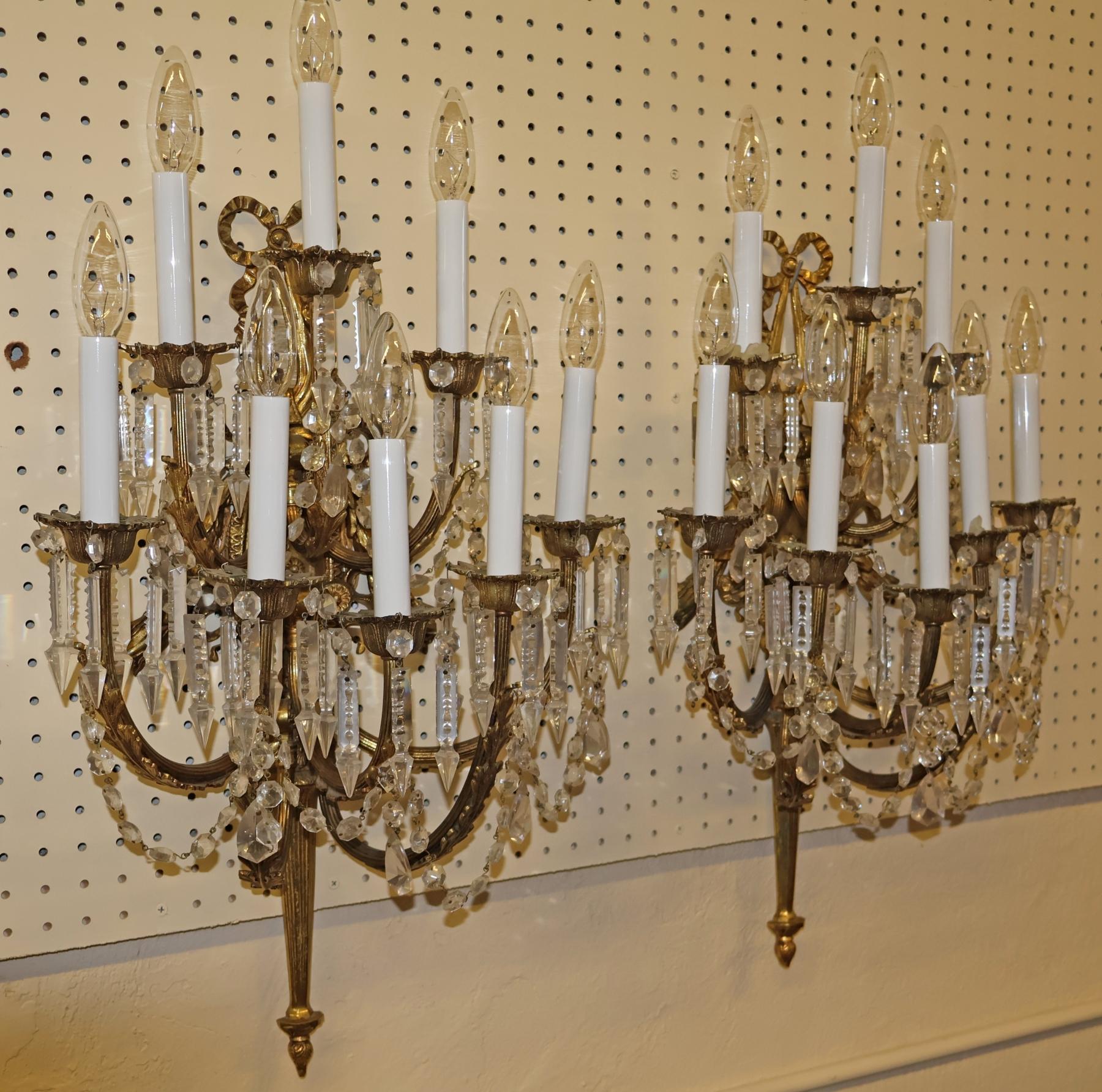Coppia di lampade francesi in stile Luigi XVI in ottone e cristallo dell'inizio del XX secolo in vendita 8