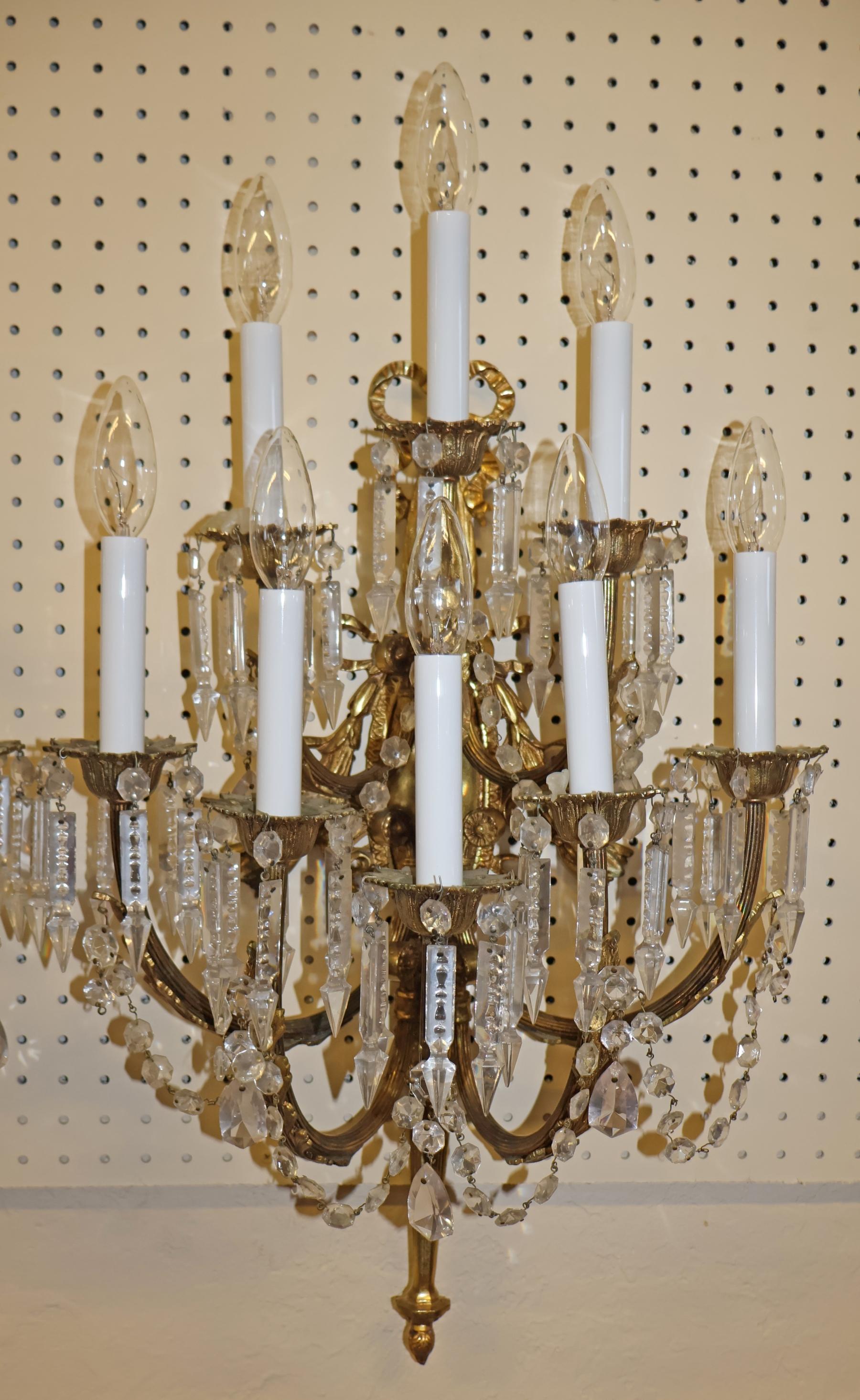 Coppia di lampade francesi in stile Luigi XVI in ottone e cristallo dell'inizio del XX secolo in vendita 10