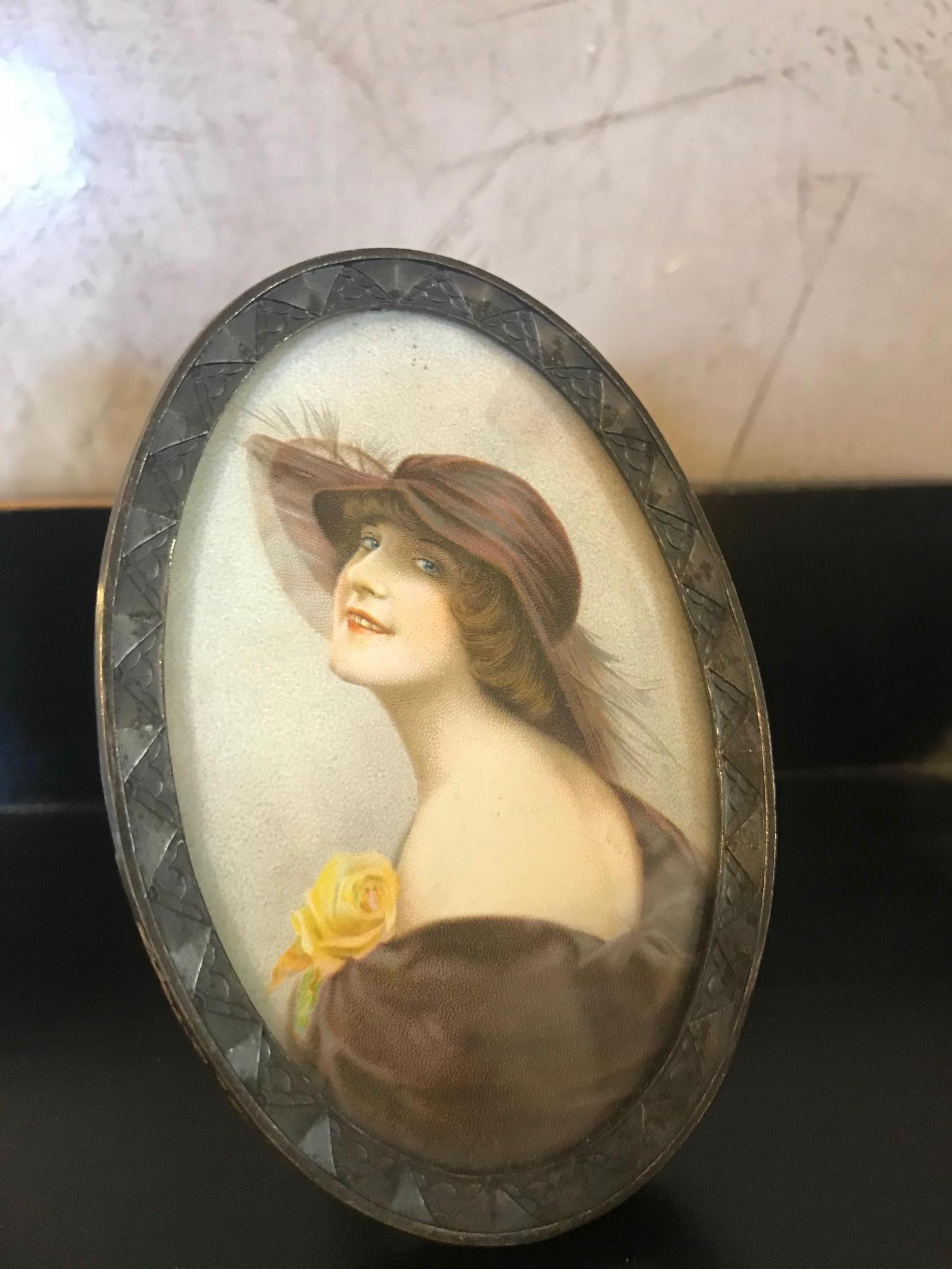 Beautiful early 20th century French photographies representing women in the 20th in nice metal art nouveau frames. 
Can be put on a table or hooked on the wall (one hook missing).
Very nice quality.
 