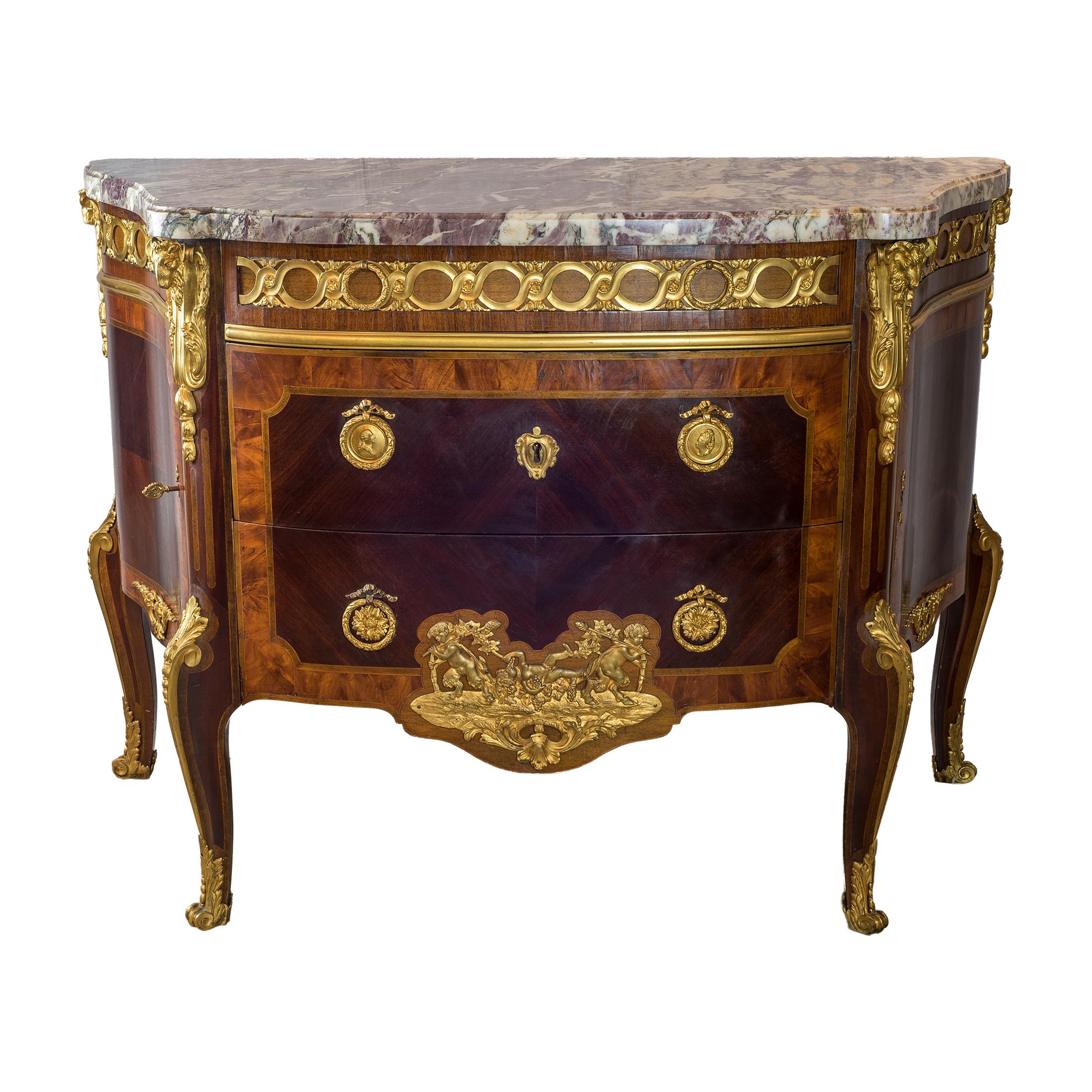 Français Paire de commodes en bois de tulipier et marbre Amaranth montées sur bronze doré en vente