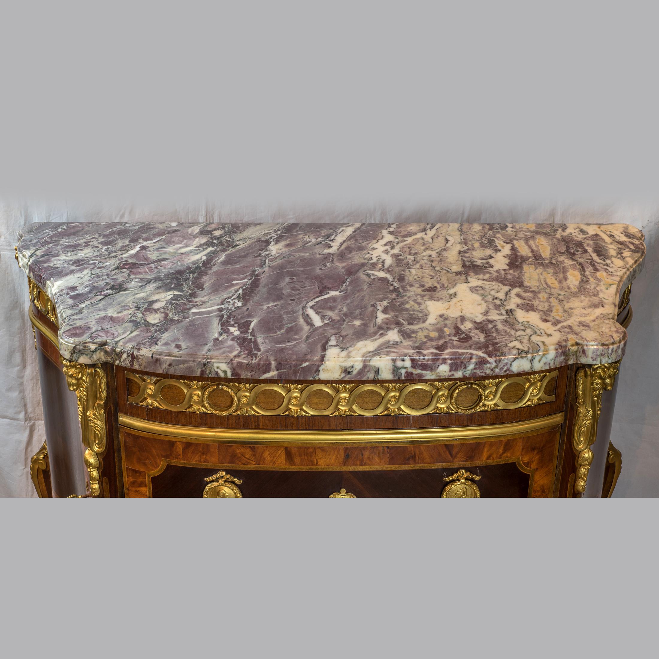 Paire de commodes en bois de tulipier et marbre Amaranth montées sur bronze doré Excellent état - En vente à New York, NY