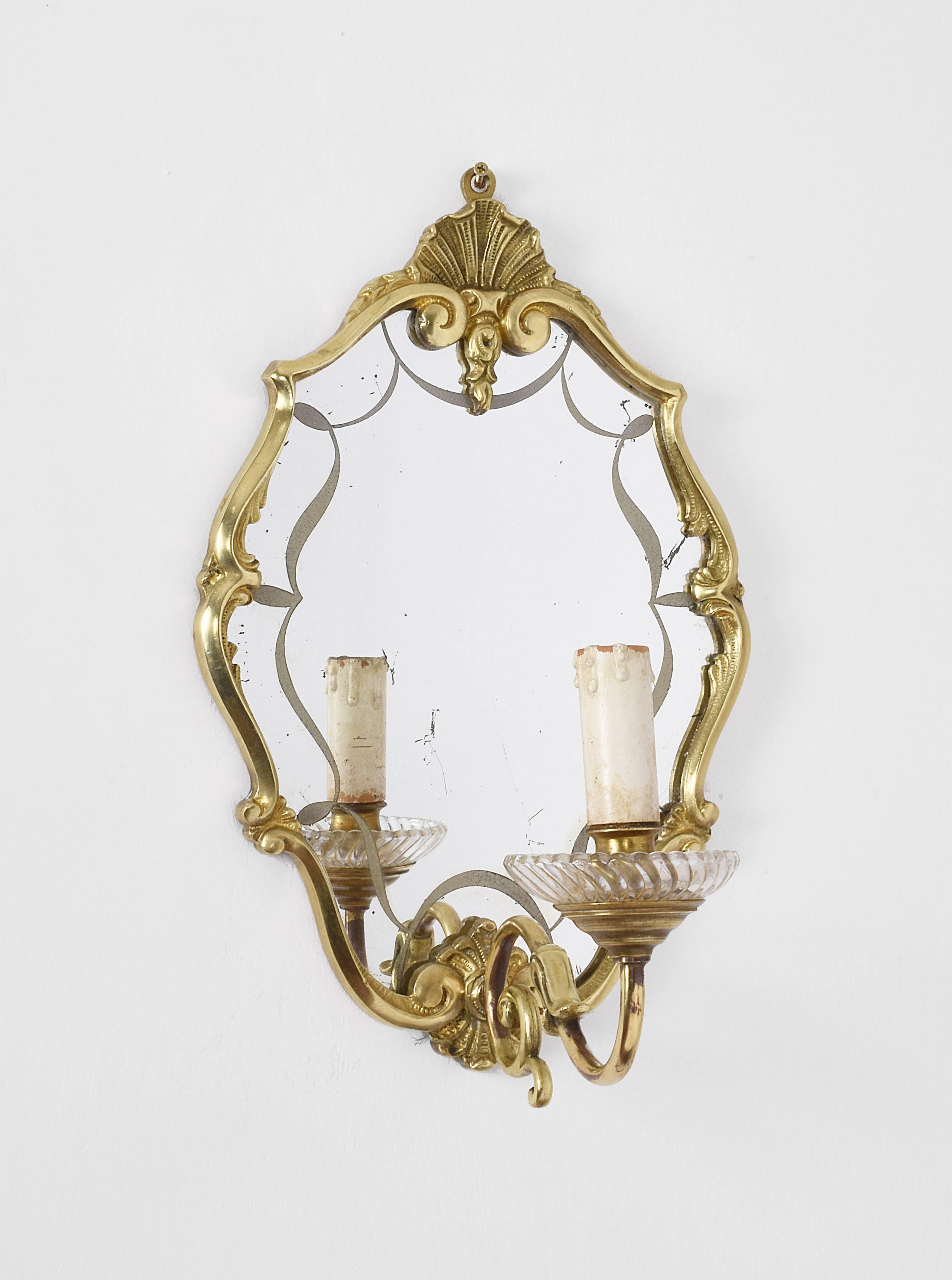 Early 20th Century Pair of Italian Decorative Brass Wall Lights with Mirror In Good Condition For Sale In Roma, IT