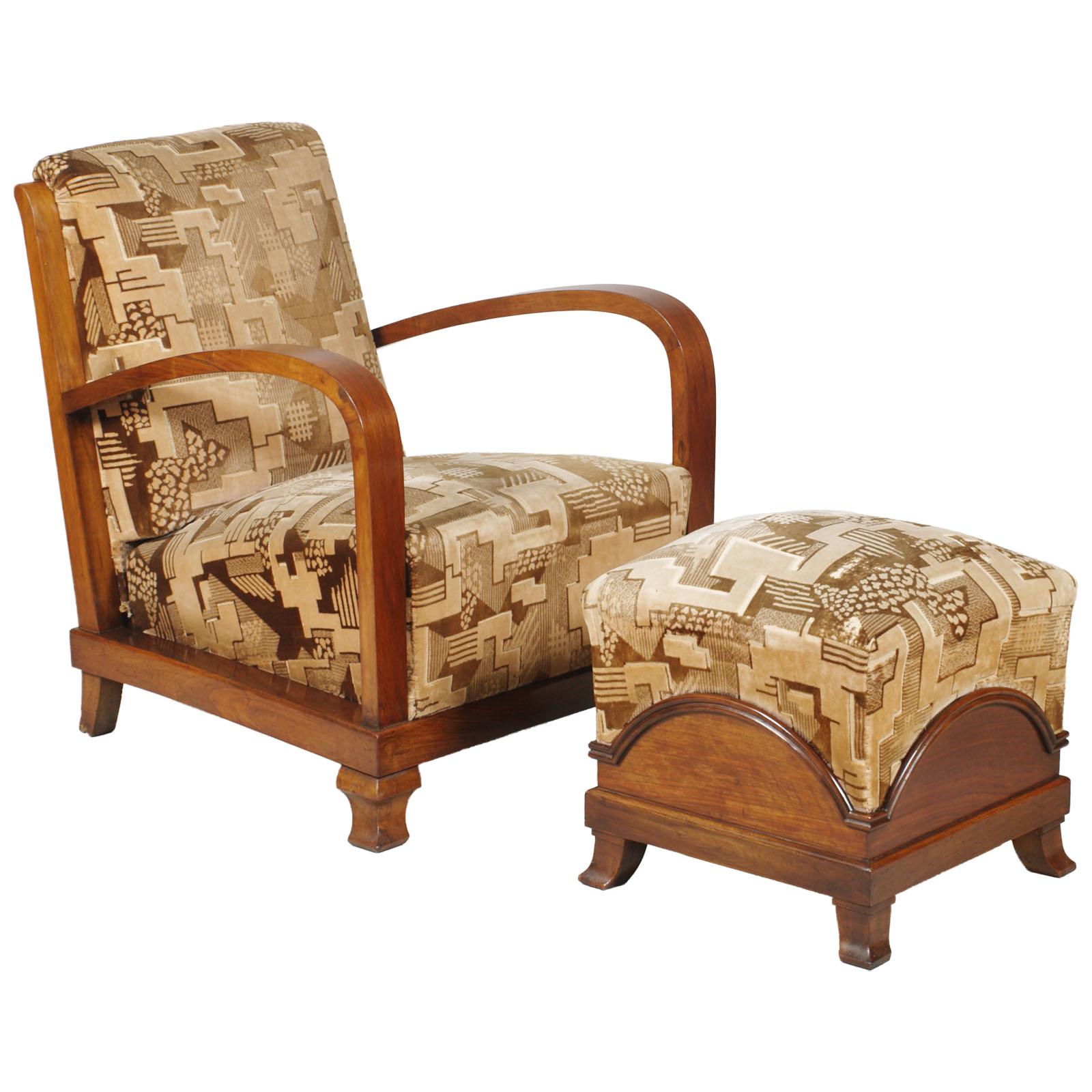 Exceptionnelle paire de fauteuils, tous d'origine futuriste, avec repose-pieds, de style Fortunato Depero des années 1920, dont la tapisserie originale en velours futuriste est encore utilisable.
Étant donné que les sièges ont été retrouvés dans la