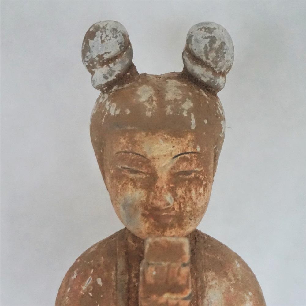 Paire de sculptures féminines japonaises en terre cuite du début du XXe siècle, fabriquées à la main en vente 3