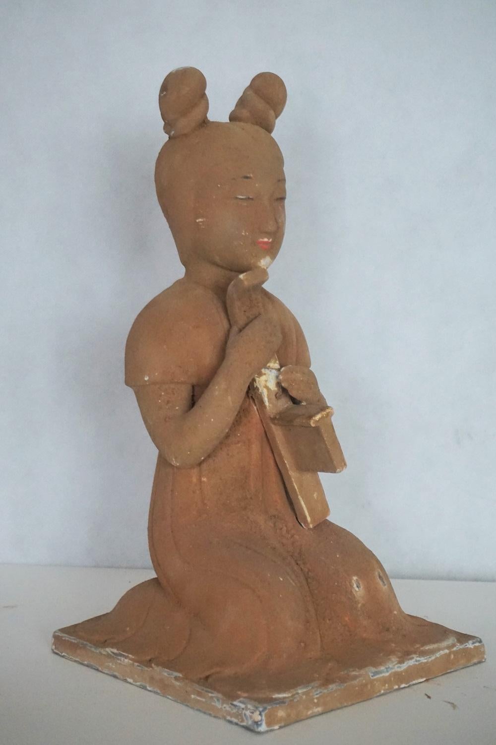 Paire de sculptures féminines japonaises en terre cuite du début du XXe siècle, fabriquées à la main en vente 5