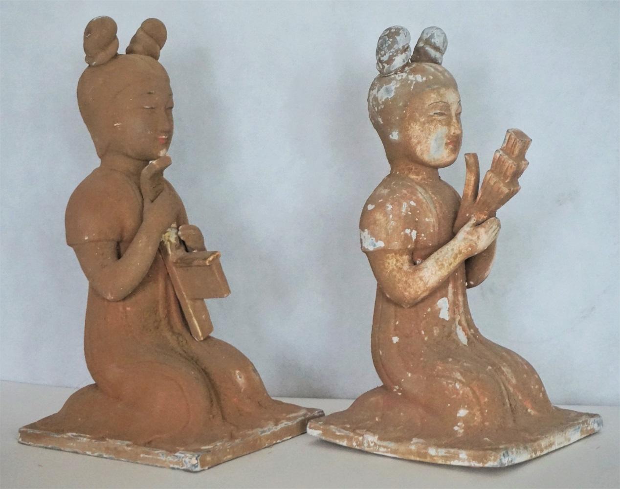 Paire de sculptures féminines japonaises en terre cuite faites à la main avec des instruments de musique, début du 20e siècle. Ces magnifiques sculptures sont destinées à un usage intérieur et extérieur.
Les deux pièces sont en excellent état