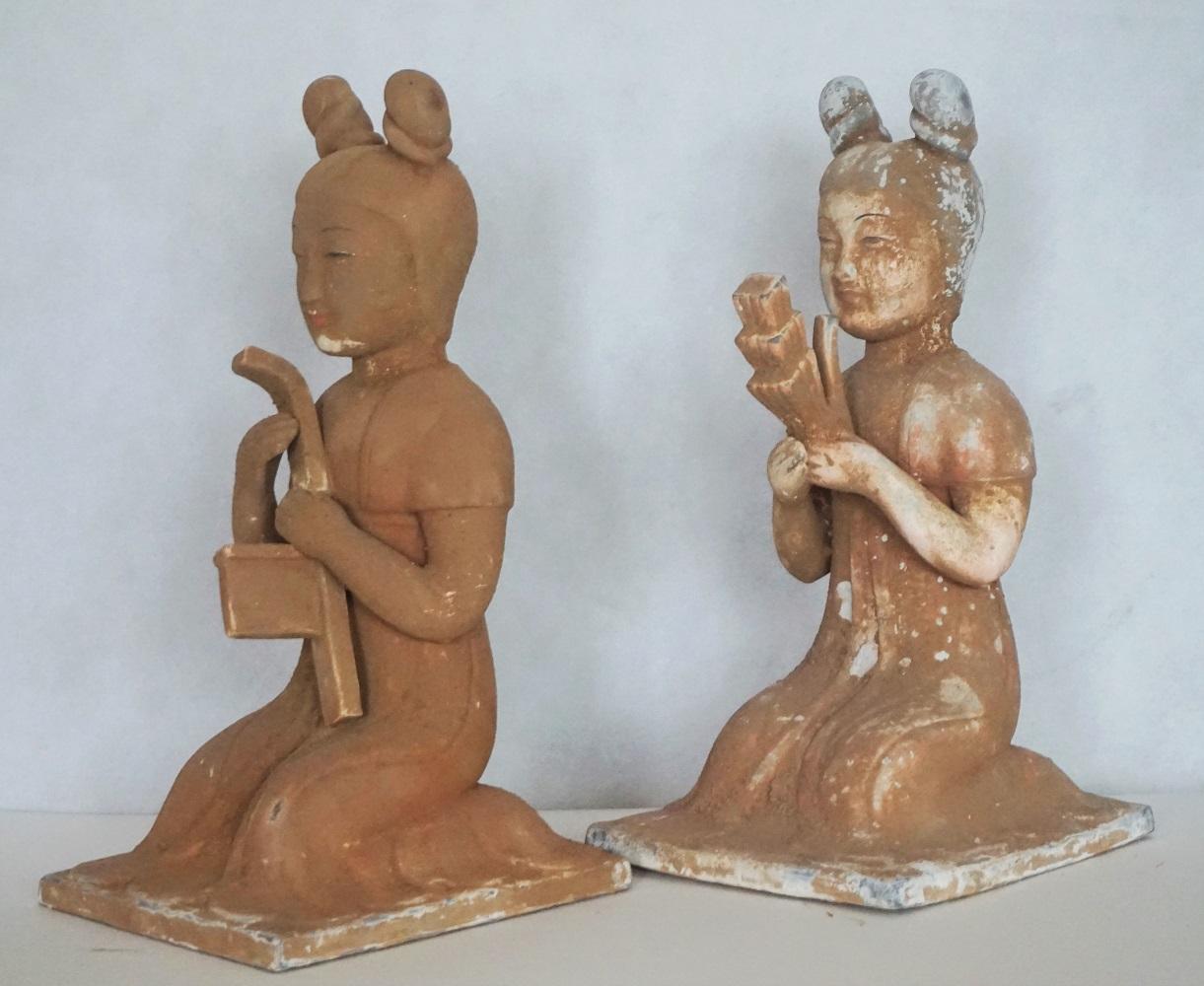 Japonais Paire de sculptures féminines japonaises en terre cuite du début du XXe siècle, fabriquées à la main en vente