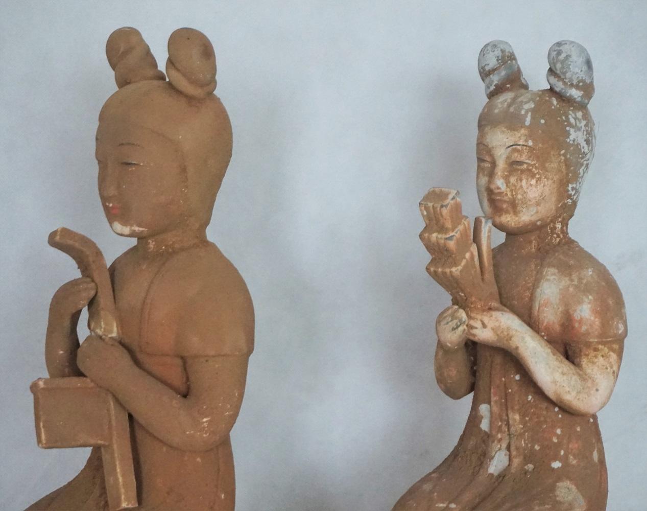 Fait main Paire de sculptures féminines japonaises en terre cuite du début du XXe siècle, fabriquées à la main en vente
