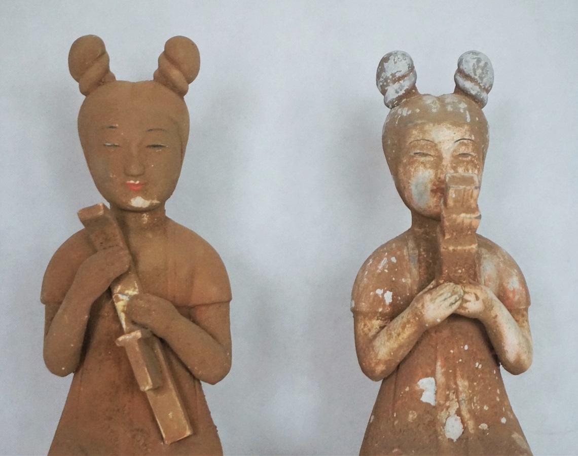 Early 20th Century Pair of Japanese Handcrafted Terracotta Female Sculptures For Sale 2