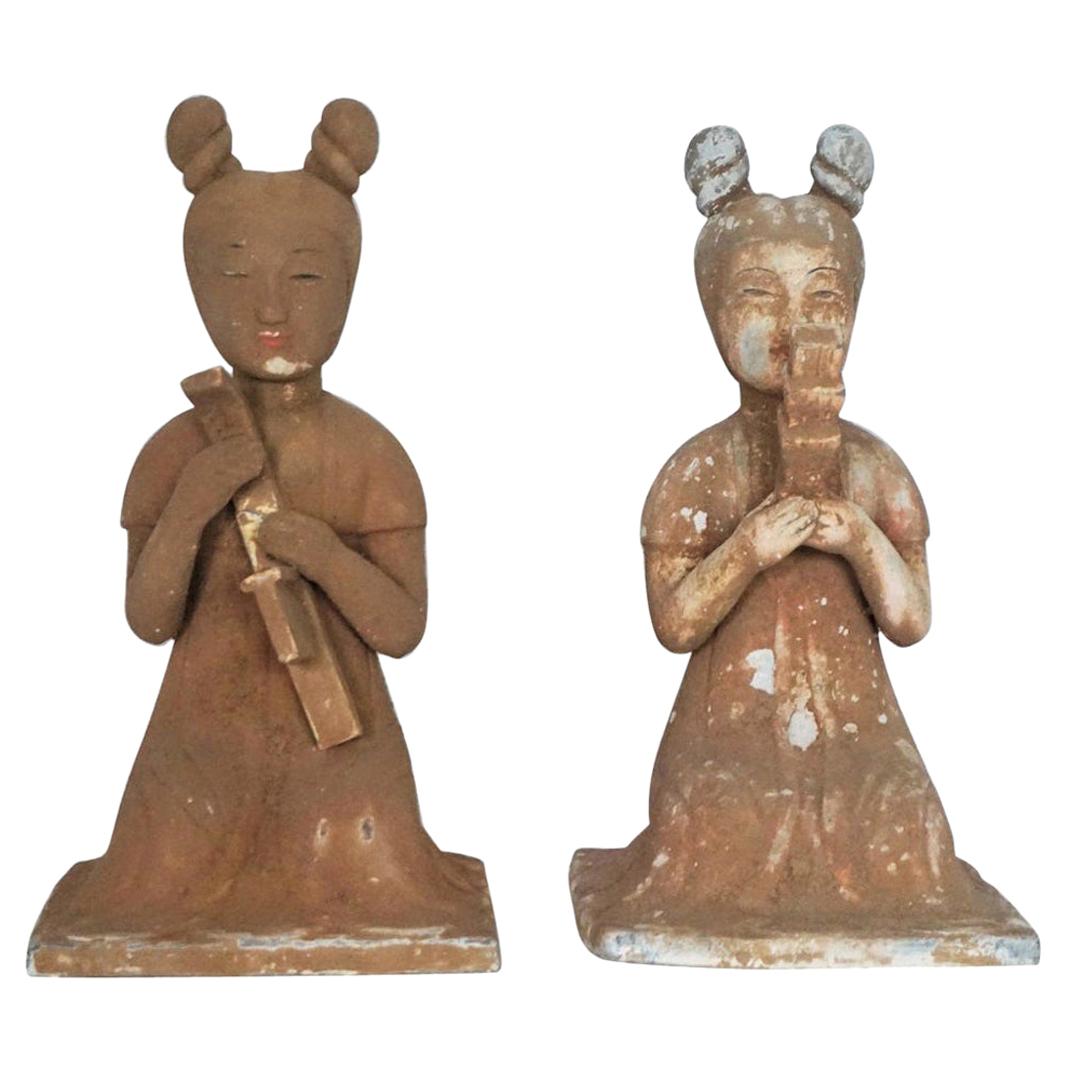 Paire de sculptures féminines japonaises en terre cuite du début du XXe siècle, fabriquées à la main en vente
