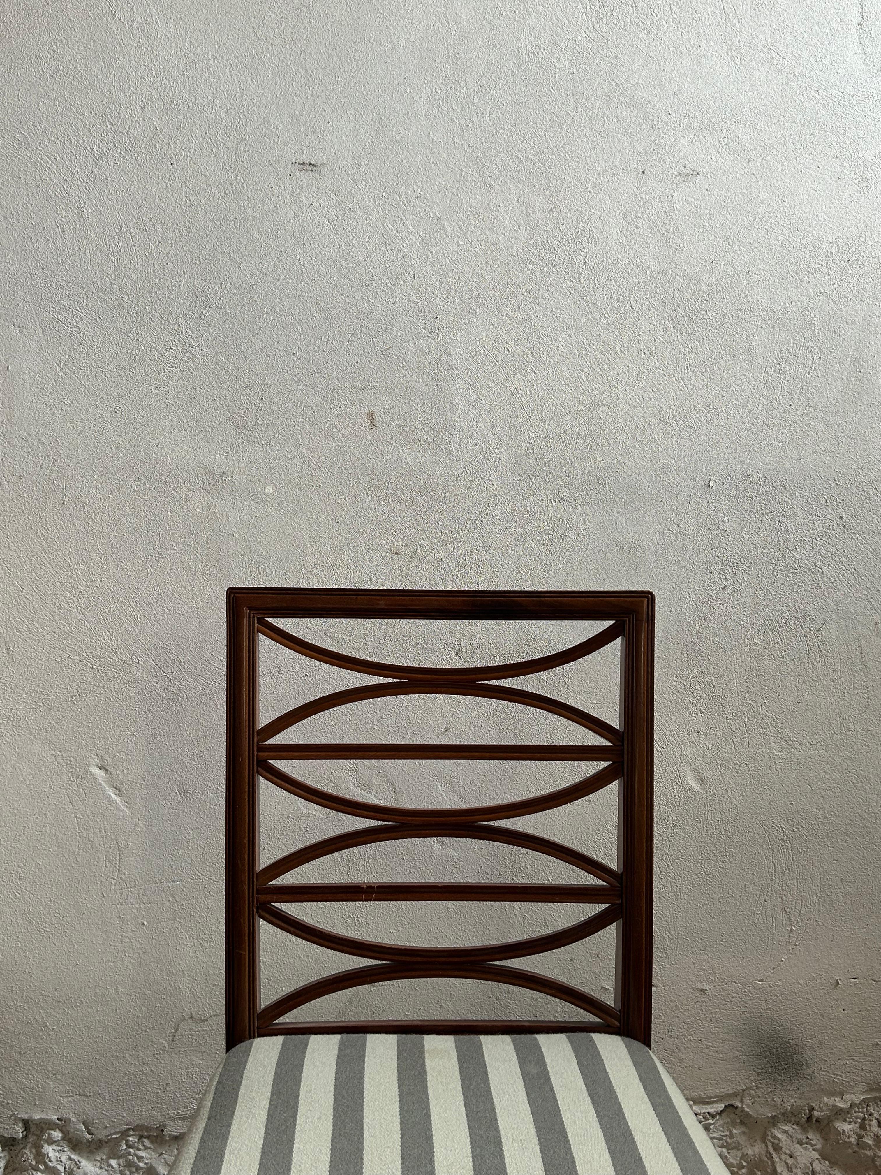Elegantes Paar Mahagoni-Beistellstühle, entworfen von Johan Rohde, einem der bedeutendsten dänischen Designer, der die Brücke zwischen Arts & Crafts und früher Moderne schlug. Wunderschöne durchbrochene Rückenlehnen mit geometrischen Schnitzereien