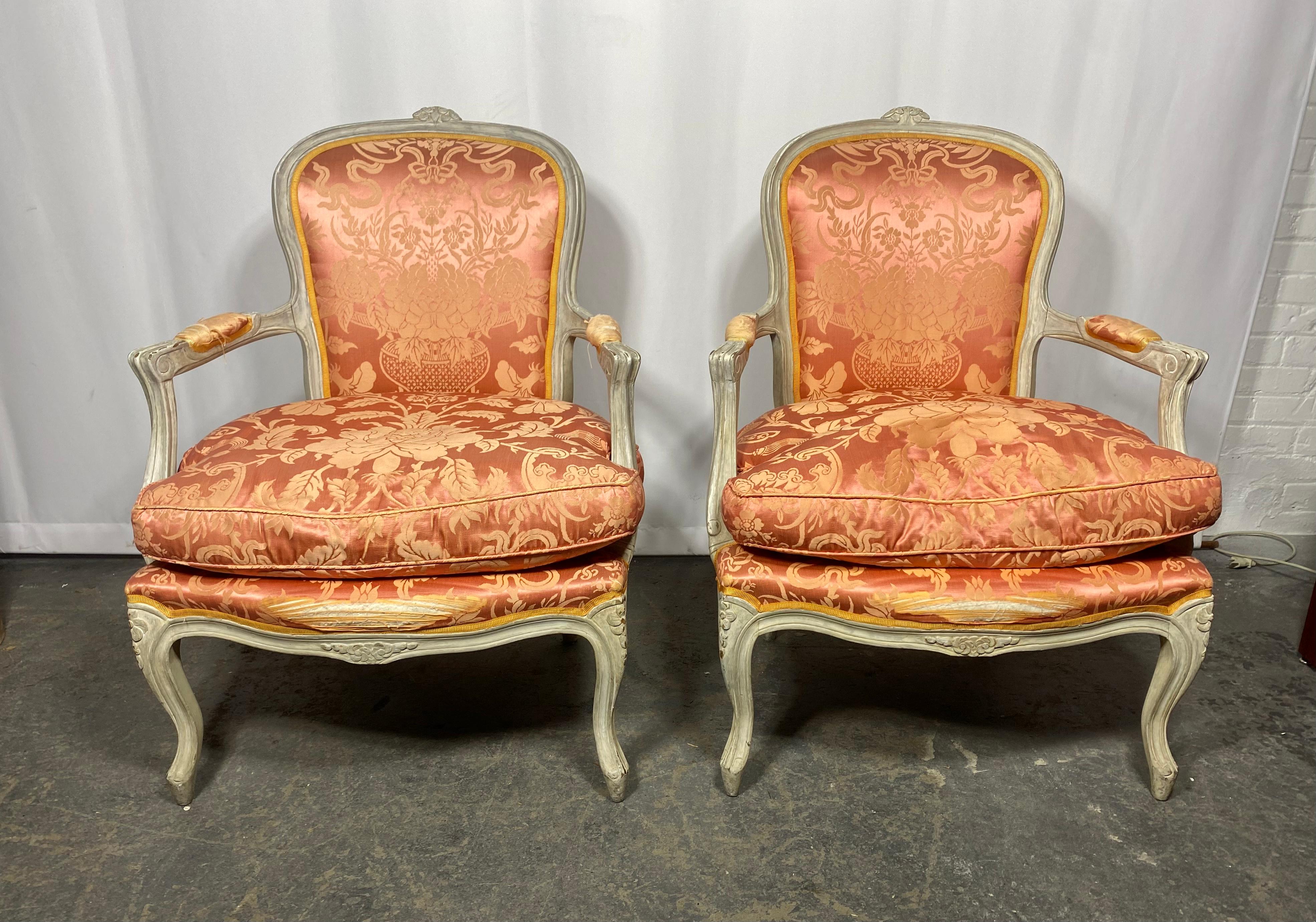 Provincial français Paire de fauteuils Bergère peints Louis XV du début du 20e siècle, Downs, Damas en vente