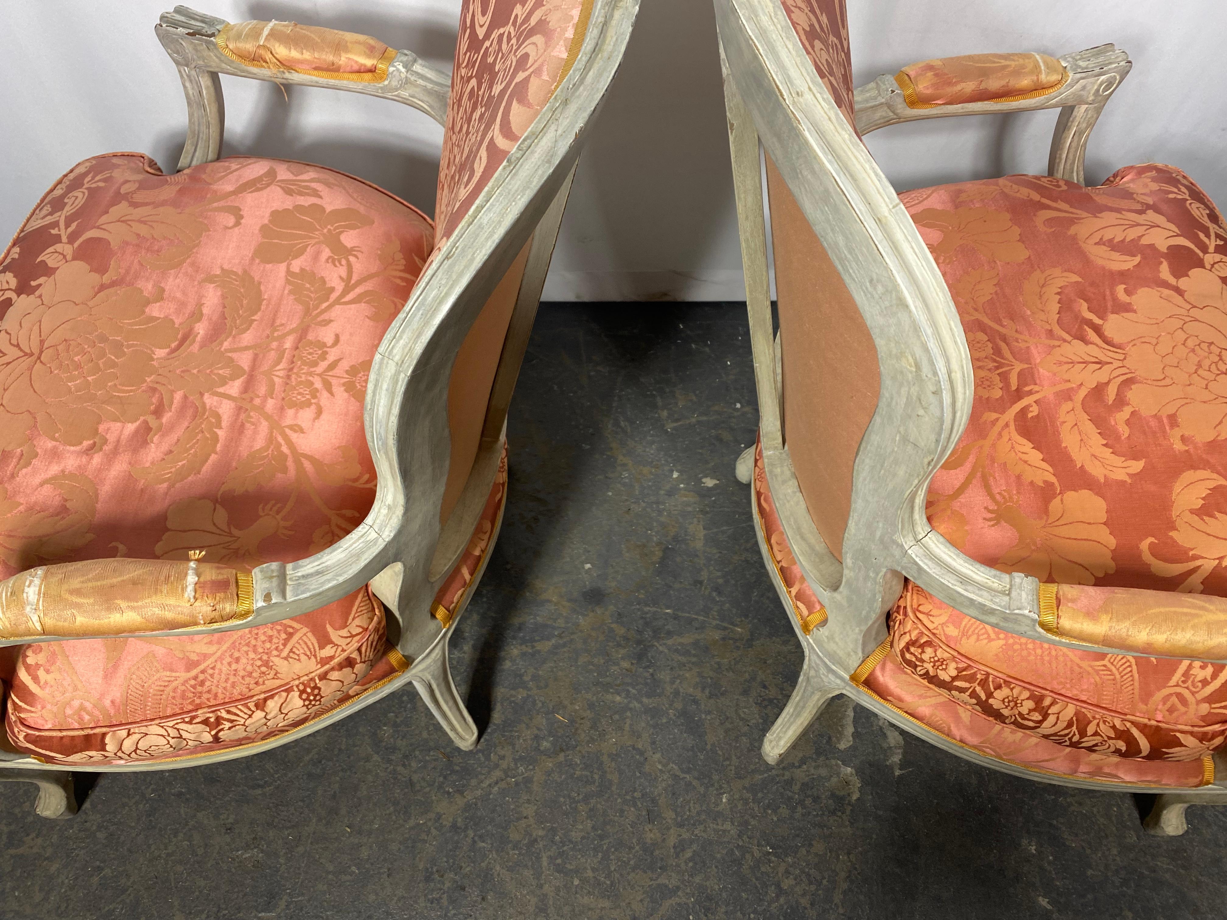 Milieu du XXe siècle Paire de fauteuils Bergère peints Louis XV du début du 20e siècle, Downs, Damas en vente