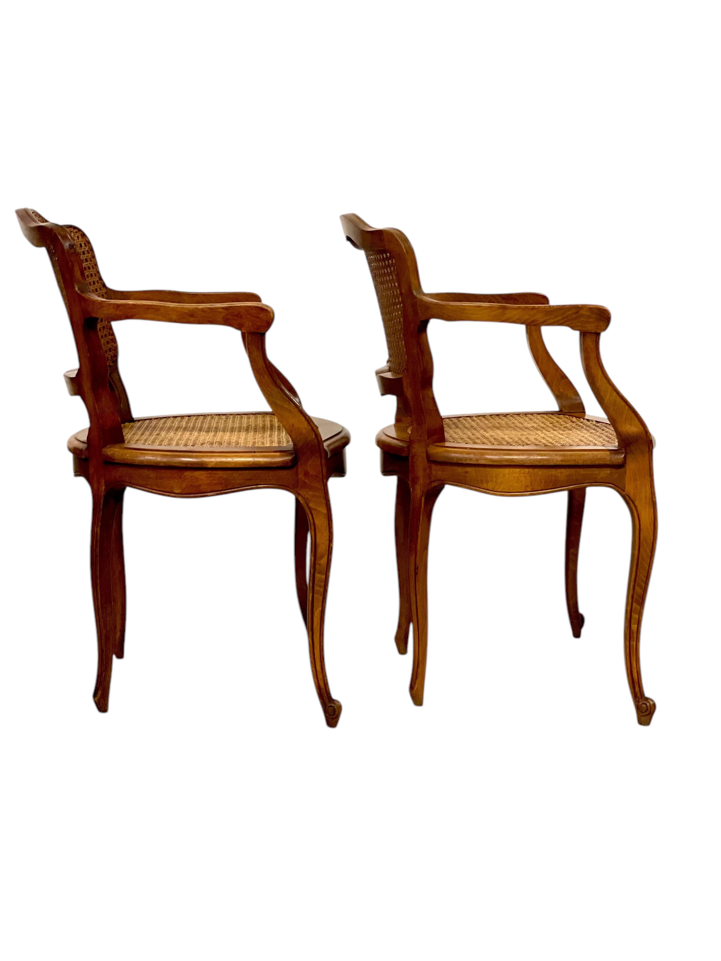 Pareja de Fauteuils de cañas estilo Luis XV de principios del siglo XX Caña en venta