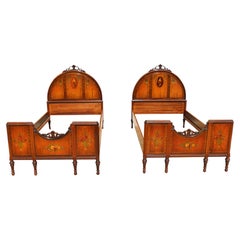Paire de cadres de lit jumeaux peints à la main, de style Louis XV, datant du début du XXe siècle