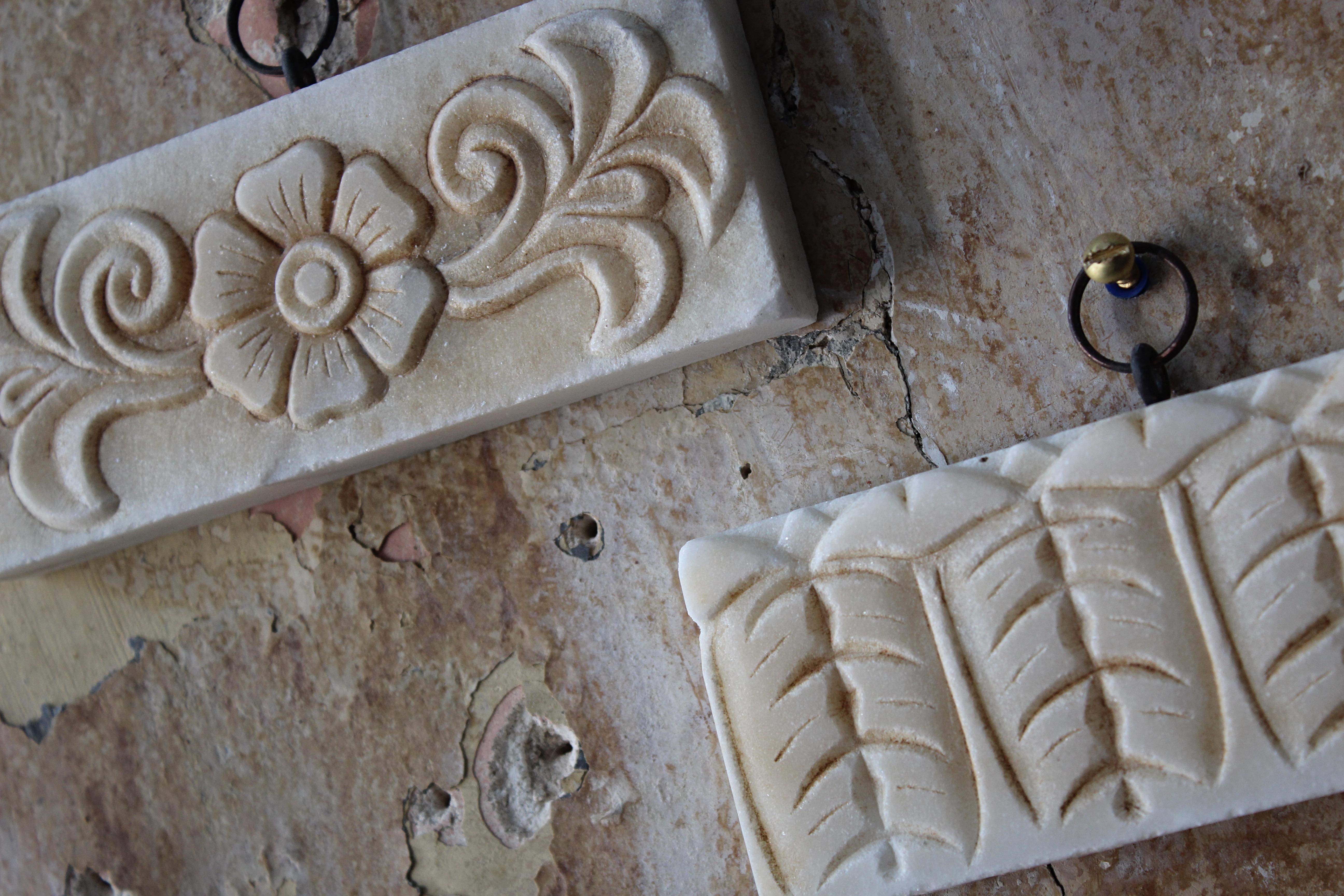 Hand-Carved Early 20th Century Pair of Marble Architectural Decorative Elements For Sale