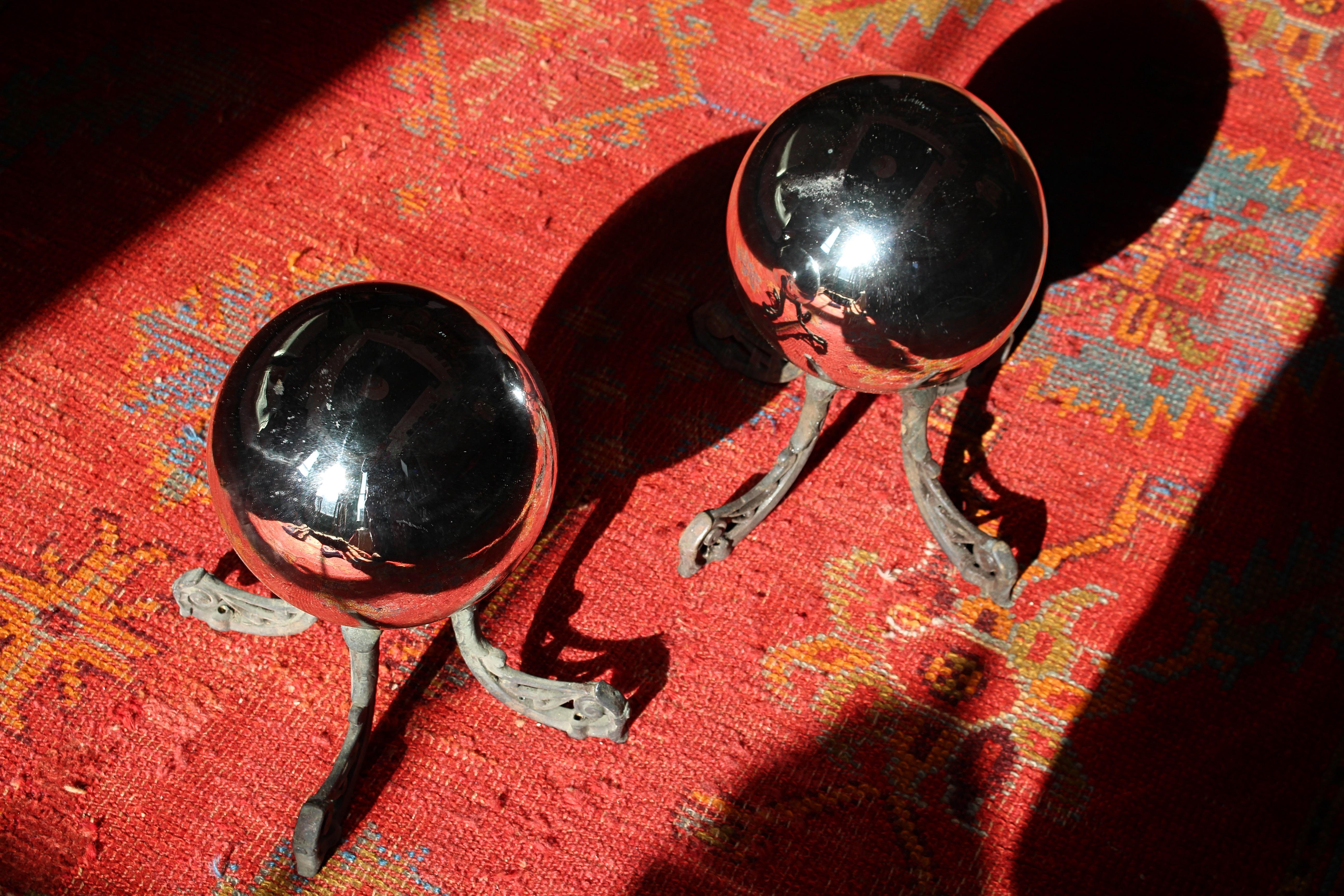 A  Paire de boules de sorcières en miroir du début du 20e siècle, avec galeries en acier pressé et anneaux de suspension. Ils ont ensuite été associés à une paire de supports en bronze extrêmement bien moulés et de forte épaisseur, destinés à être