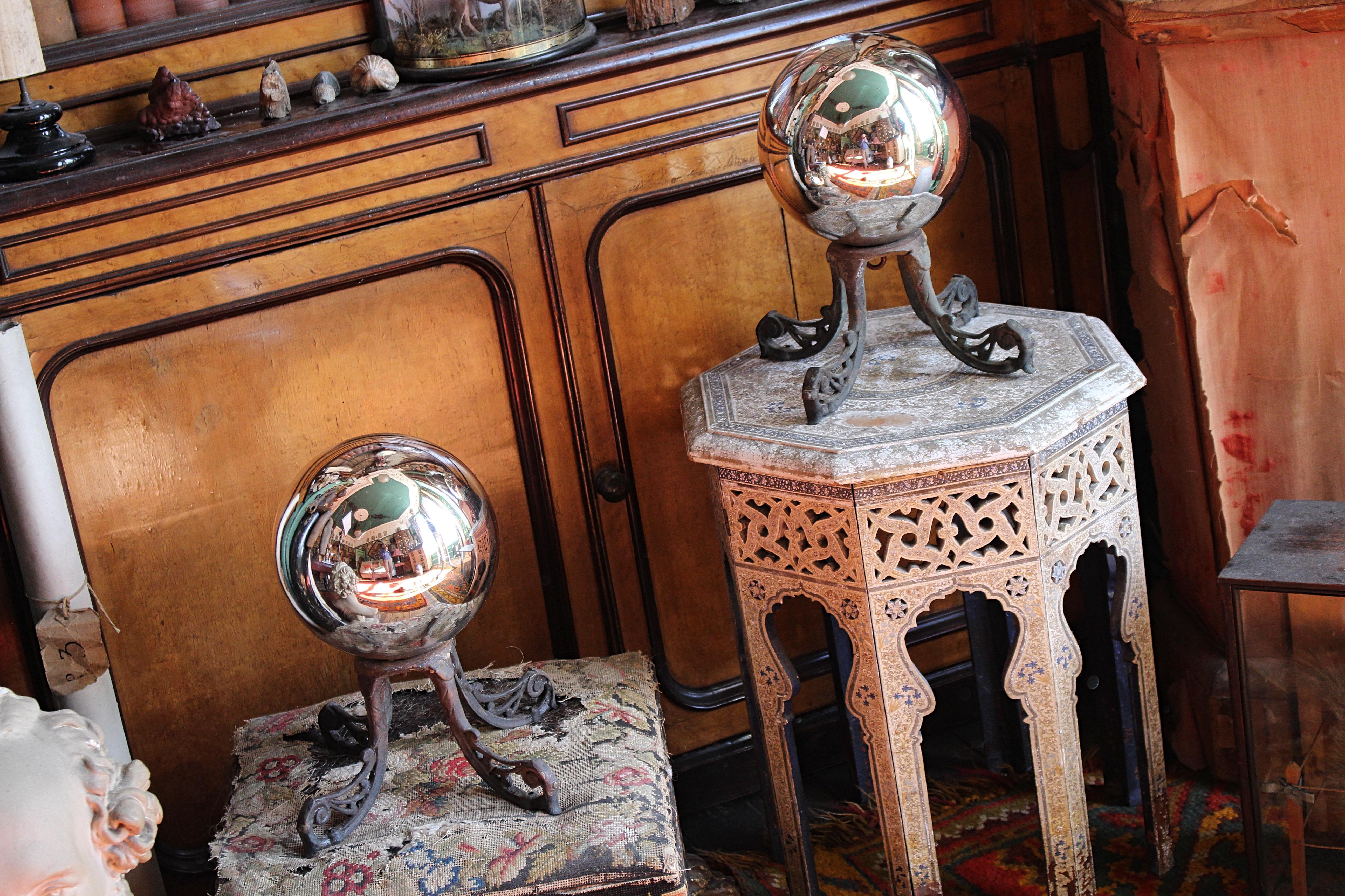 Début du 20e siècle Paire de boules de sorcières en miroir sur des stands en bronze Bon état - En vente à Lowestoft, GB