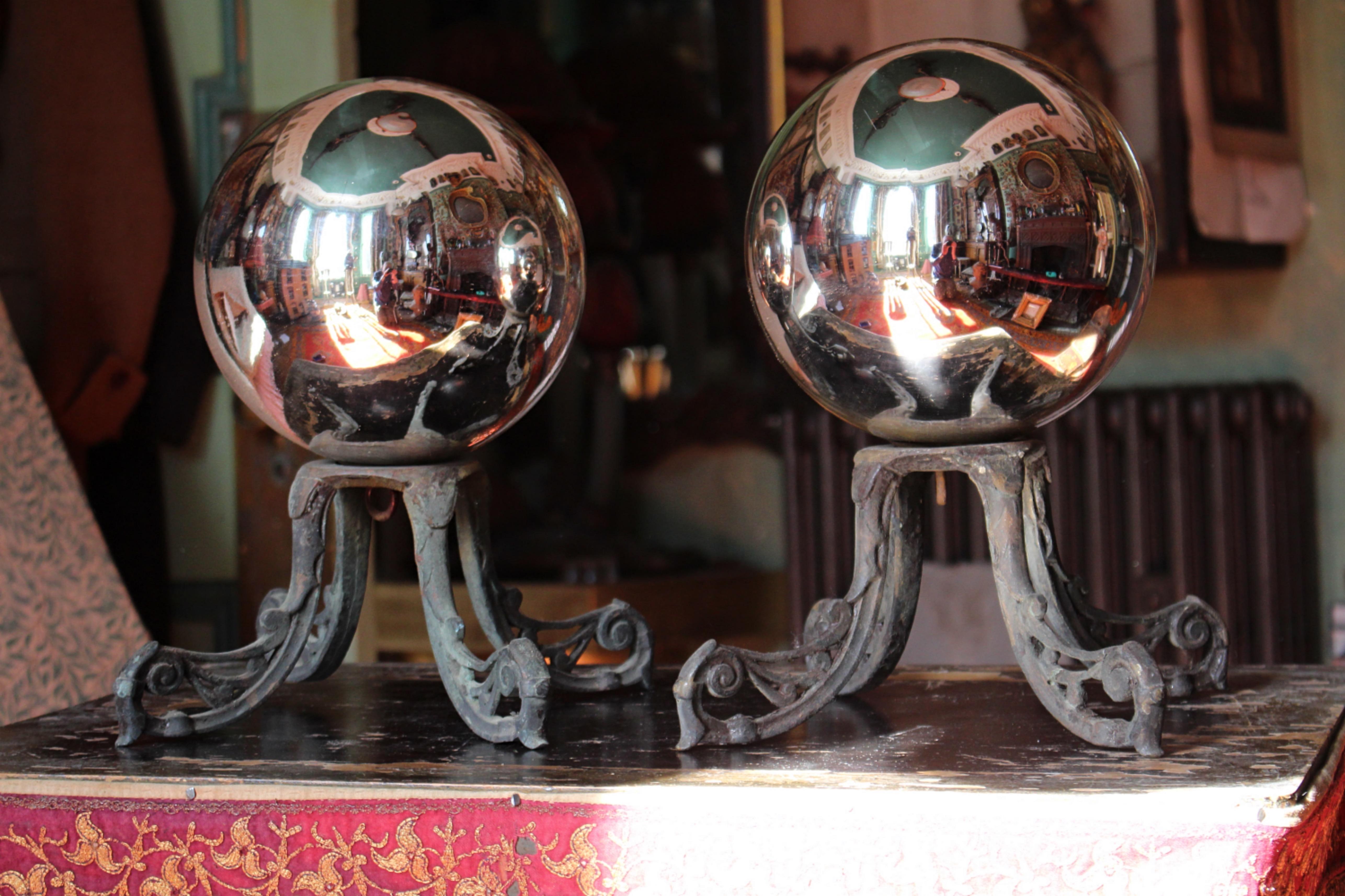 20ième siècle Début du 20e siècle Paire de boules de sorcières en miroir sur des stands en bronze en vente