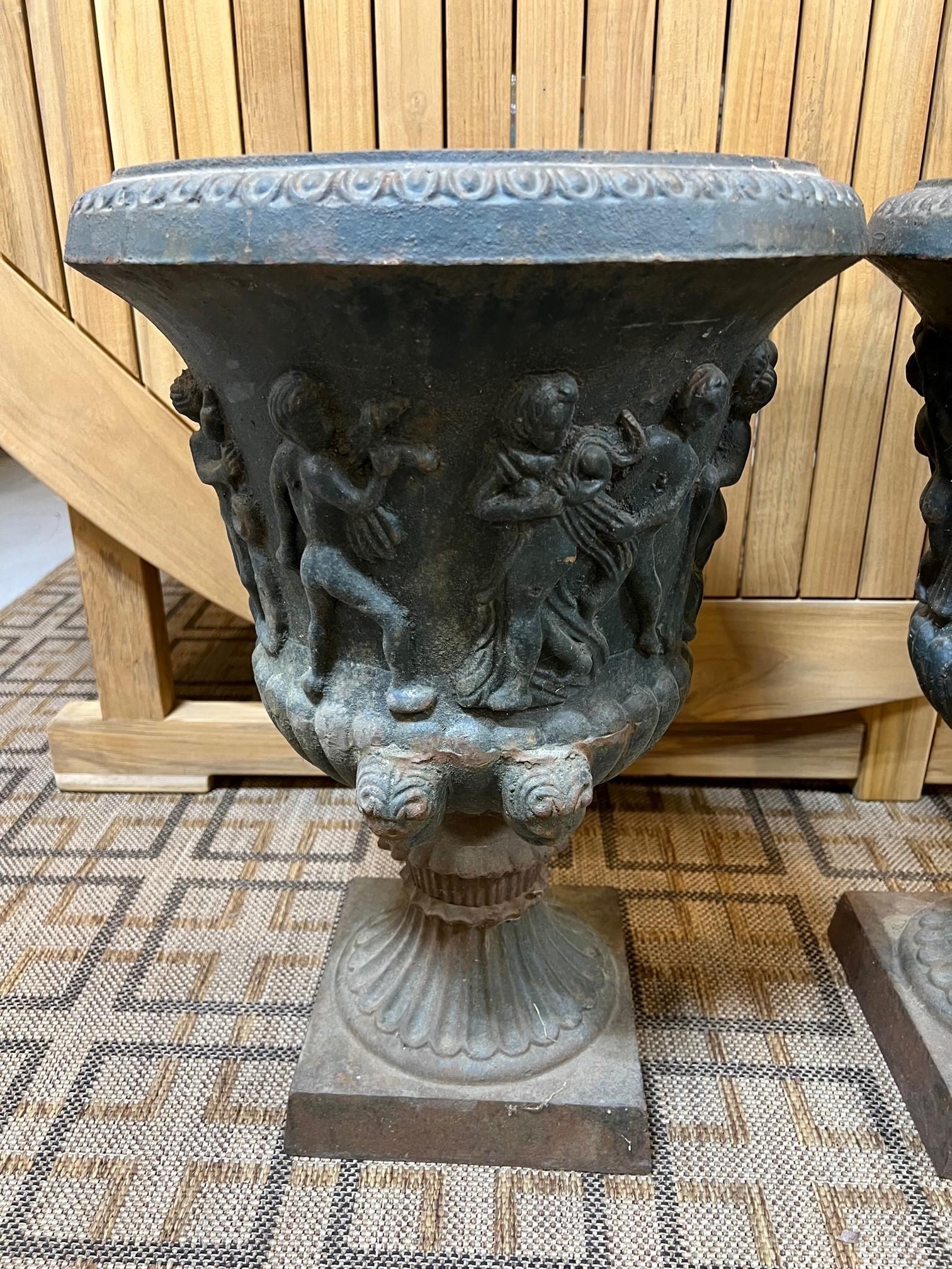 Early 20th Century Pair of Neoclassical Style Cast Iron Garden Urns 4