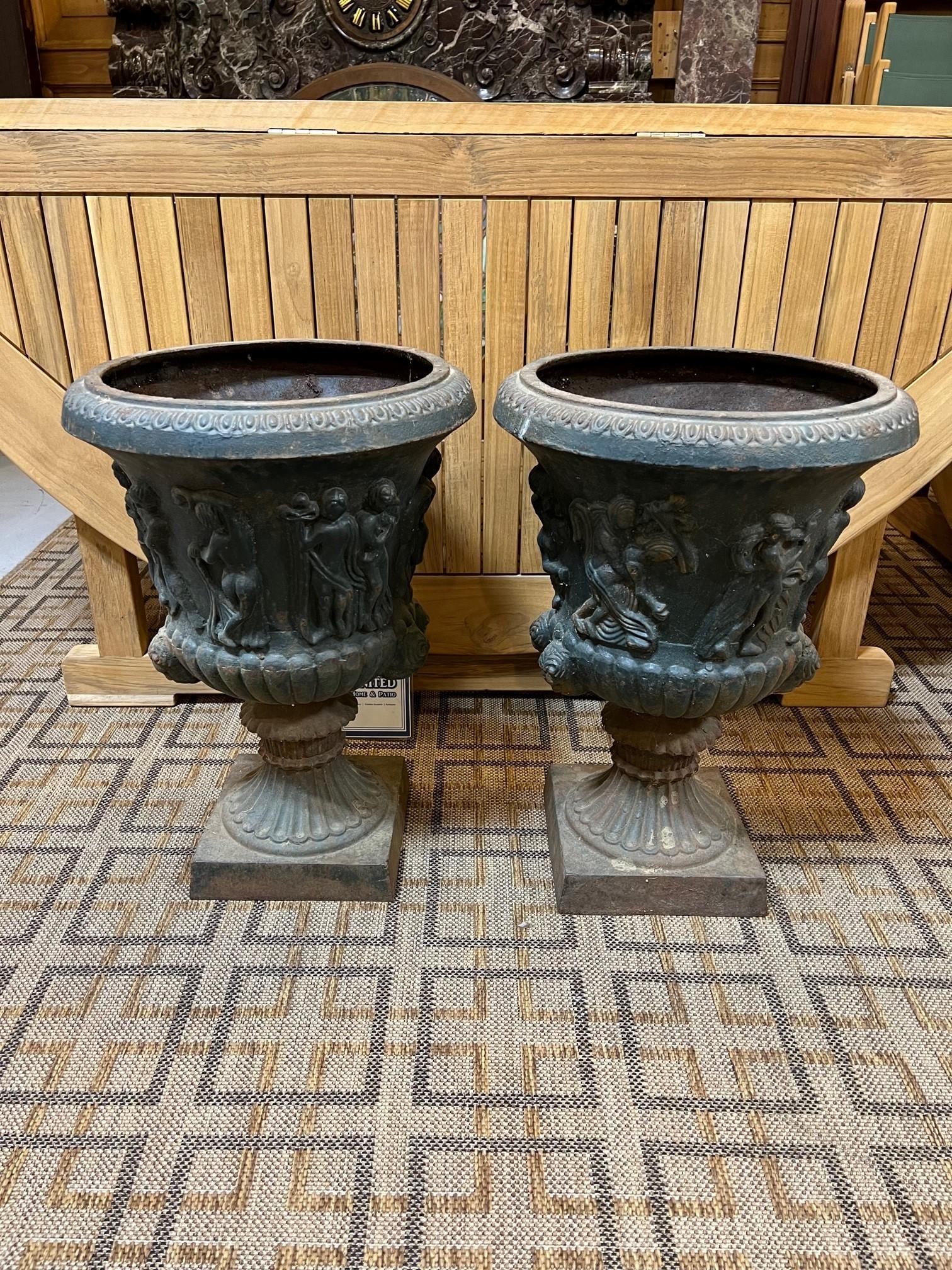 Early 20th Century Pair of Neoclassical Style Cast Iron Garden Urns 5