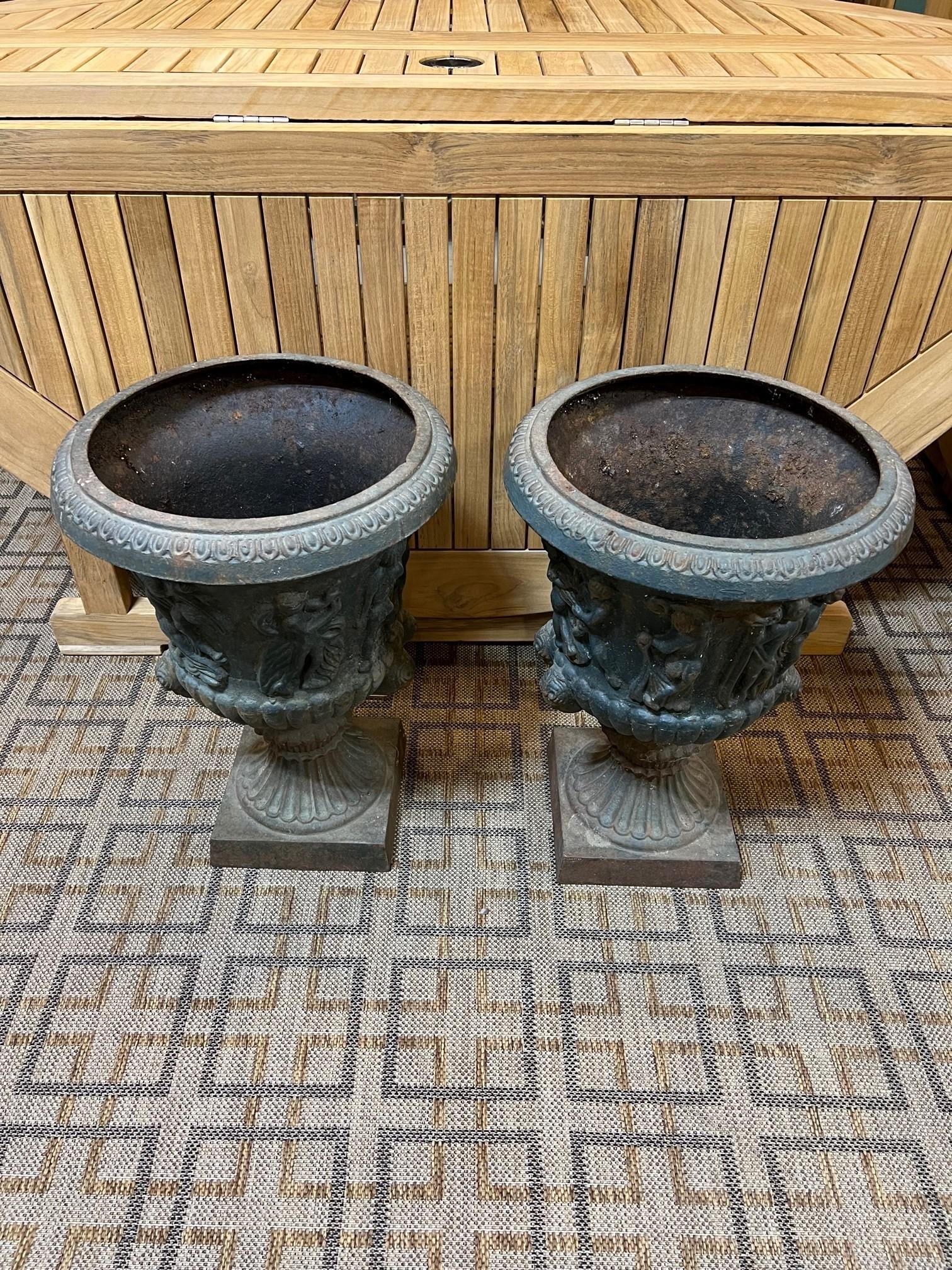 Neoclassical Revival Early 20th Century Pair of Neoclassical Style Cast Iron Garden Urns