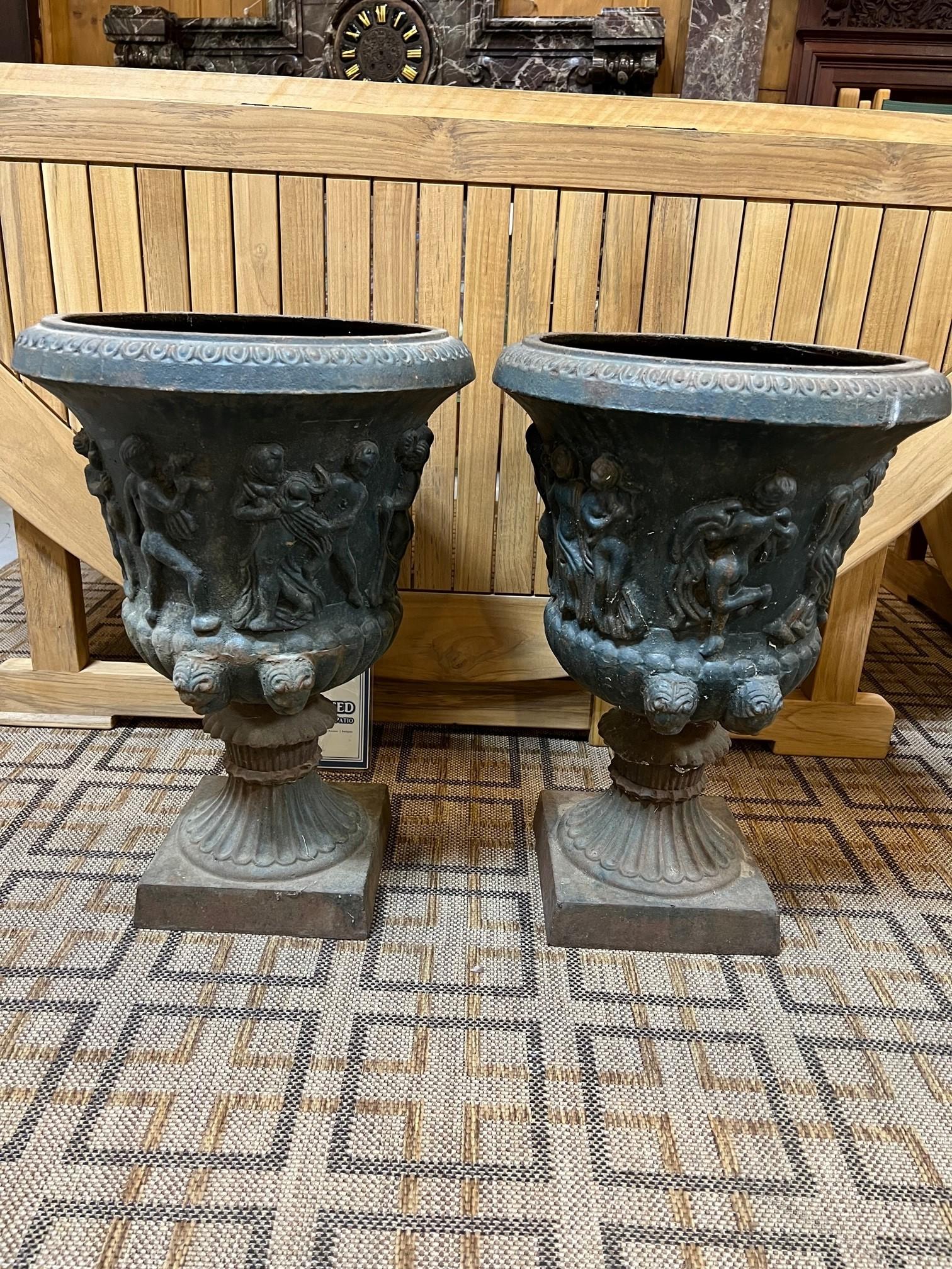 Early 20th Century Pair of Neoclassical Style Cast Iron Garden Urns 1