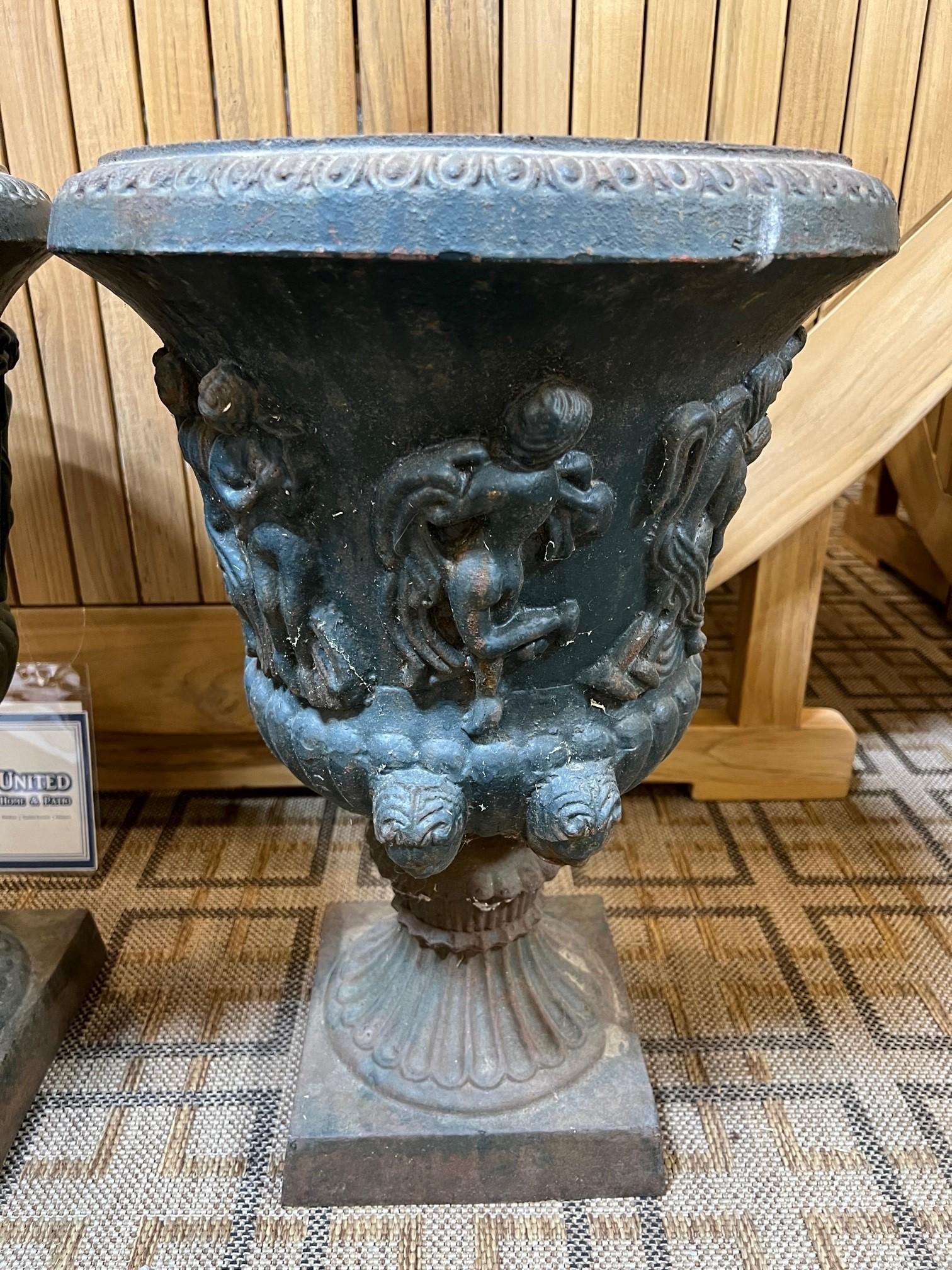 Early 20th Century Pair of Neoclassical Style Cast Iron Garden Urns 3