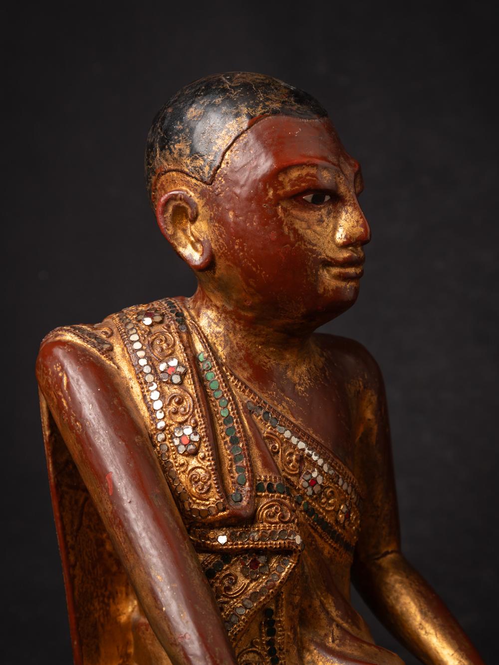 This antique bronze Buddha statue is a truly unique and special collectible piece. Standing at 33 cm high, 25.5 cm wide, and 28 cm deep, it is made of Wood and it is in Mandalay style, depicting the Namaskara mudra. This statue is believed to