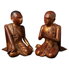 Paar alte burmesische Monkenstatuen aus Holz aus Burma aus dem frühen 20. Jahrhundert