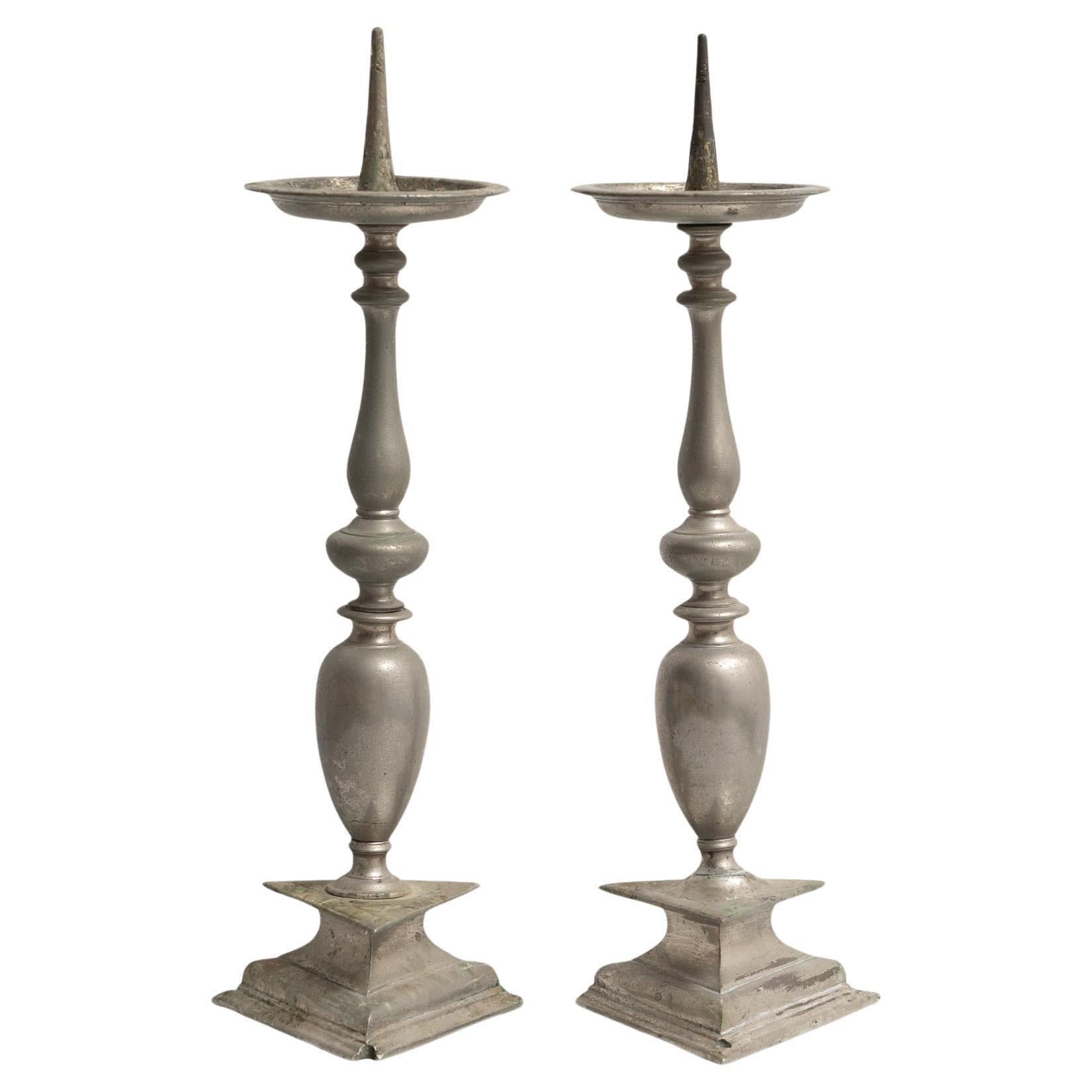 Coppia di candelieri rustici in metallo dei primi anni del XX secolo

Scopri il fascino dell'artigianato tradizionale francese con questa coppia di candelieri rustici in metallo, realizzati all'inizio del XX secolo da un artigiano sconosciuto.