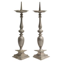 Coppia di candelieri rustici in metallo dei primi anni del XX secolo