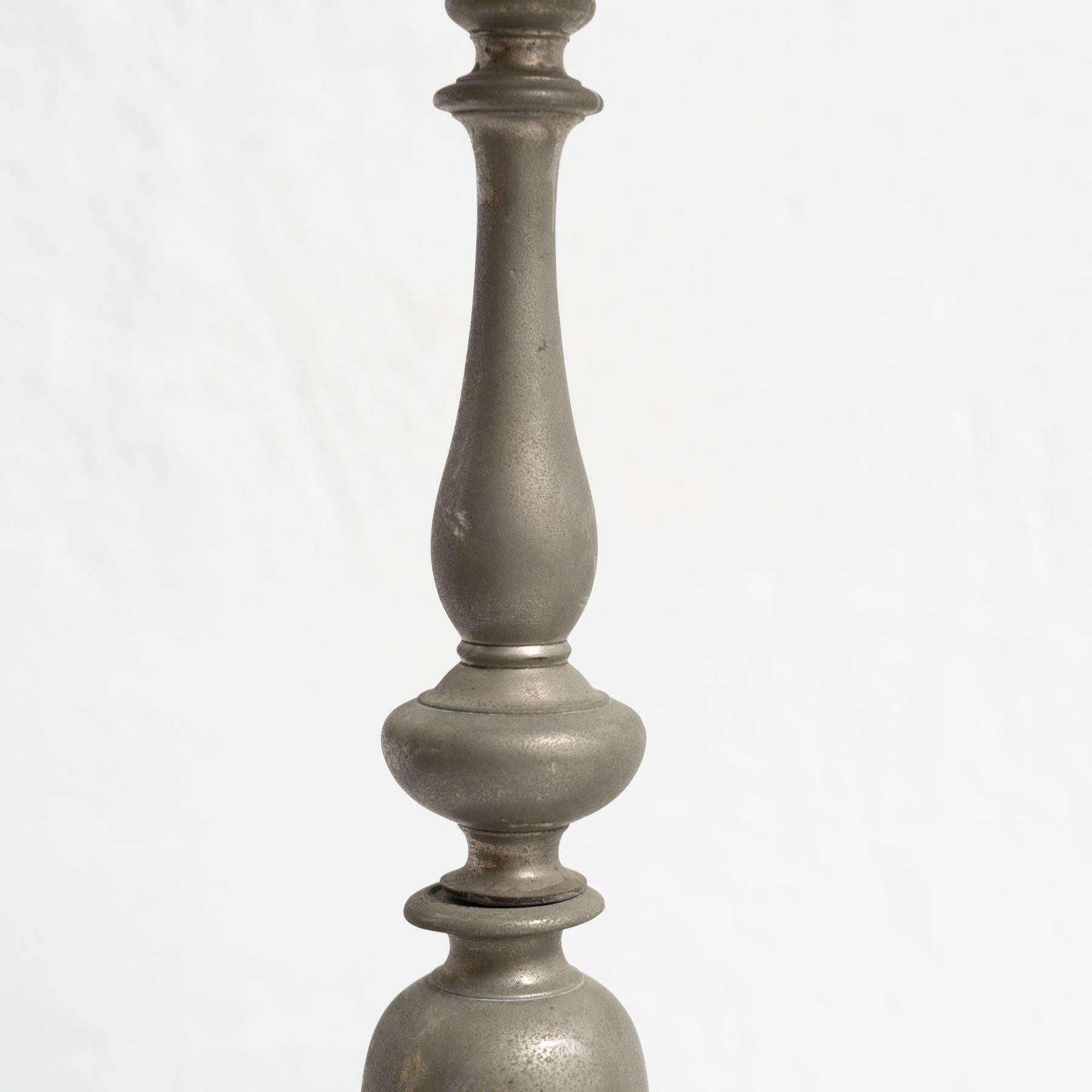 Mid-Century moderno Coppia di candelieri rustici in metallo dei primi anni del XX secolo in vendita