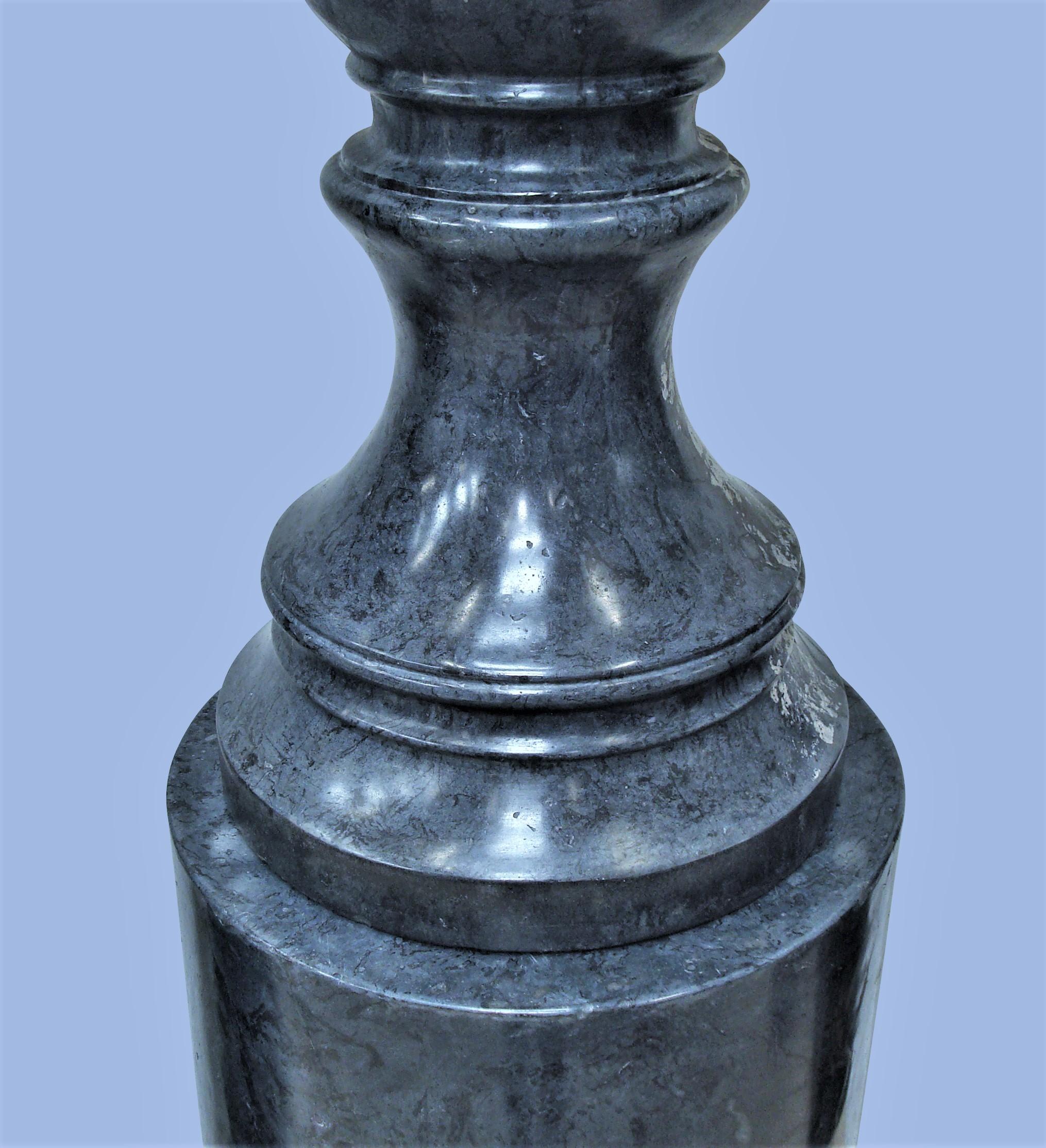 Early 20th Century Pair of Scagliola Urns on Pedestals im Angebot 3