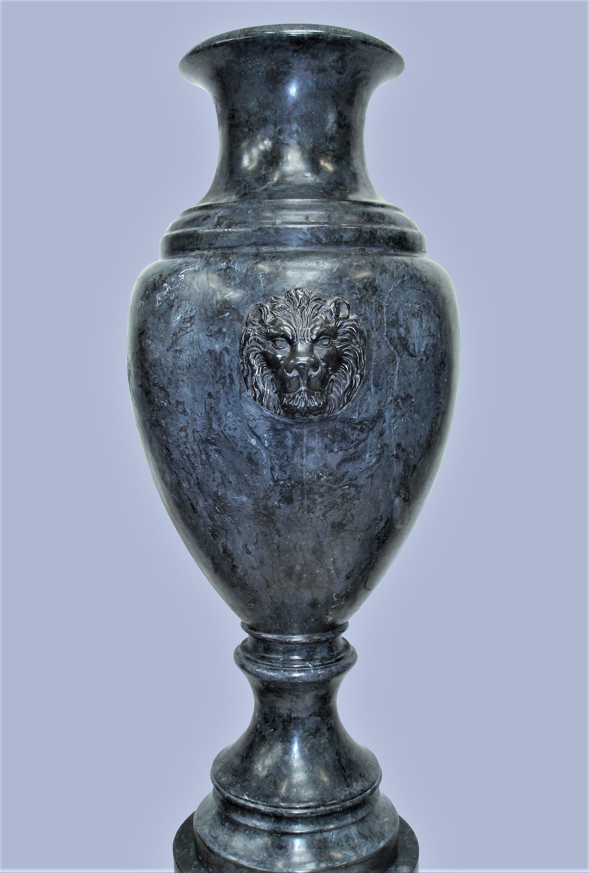 Early 20th Century Pair of Scagliola Urns on Pedestals im Angebot 5