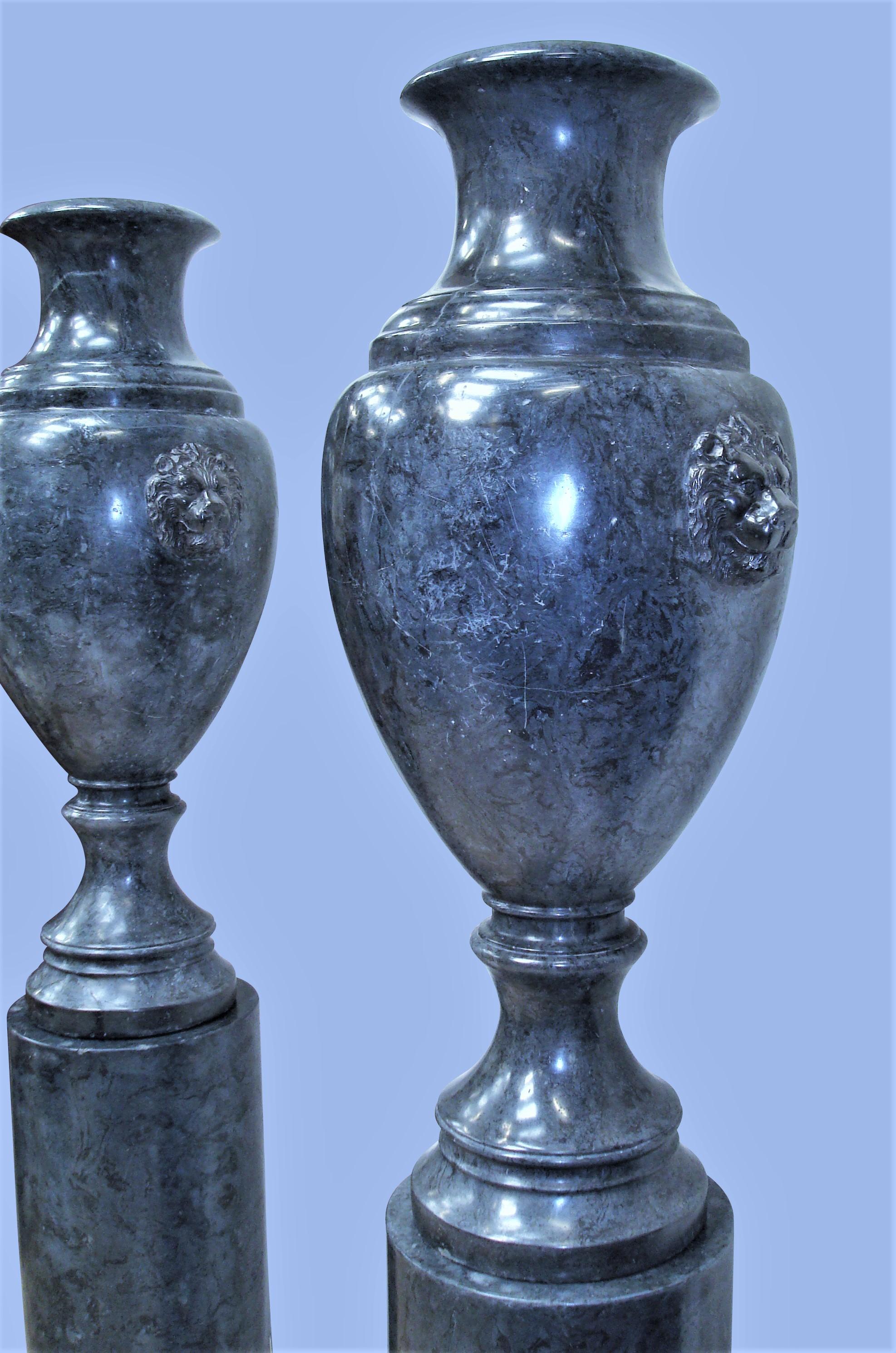 Early 20th Century Pair of Scagliola Urns on Pedestals im Angebot 8