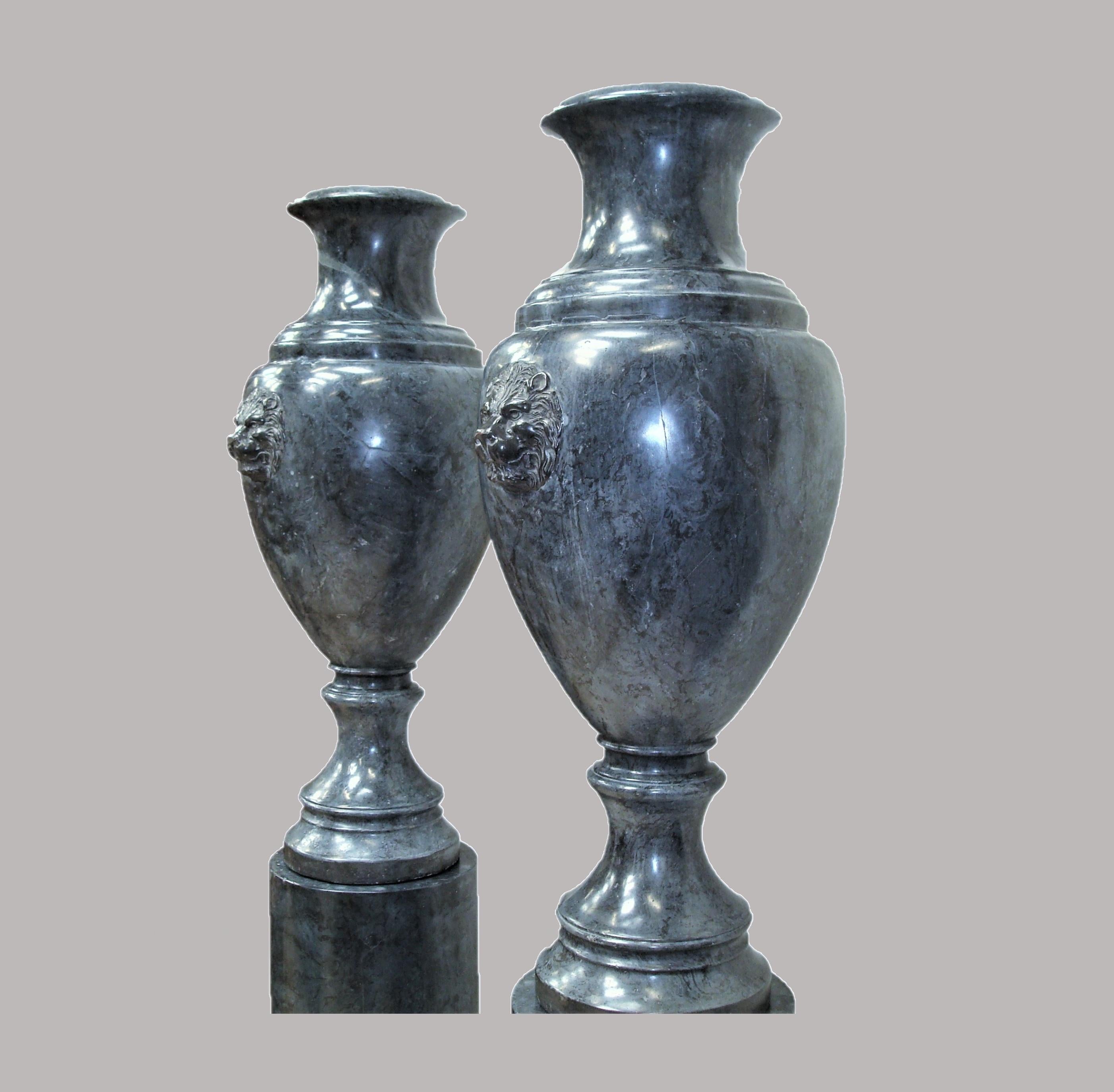 Neoclassical Early 20th Century Pair of Scagliola Urns on Pedestals For Sale