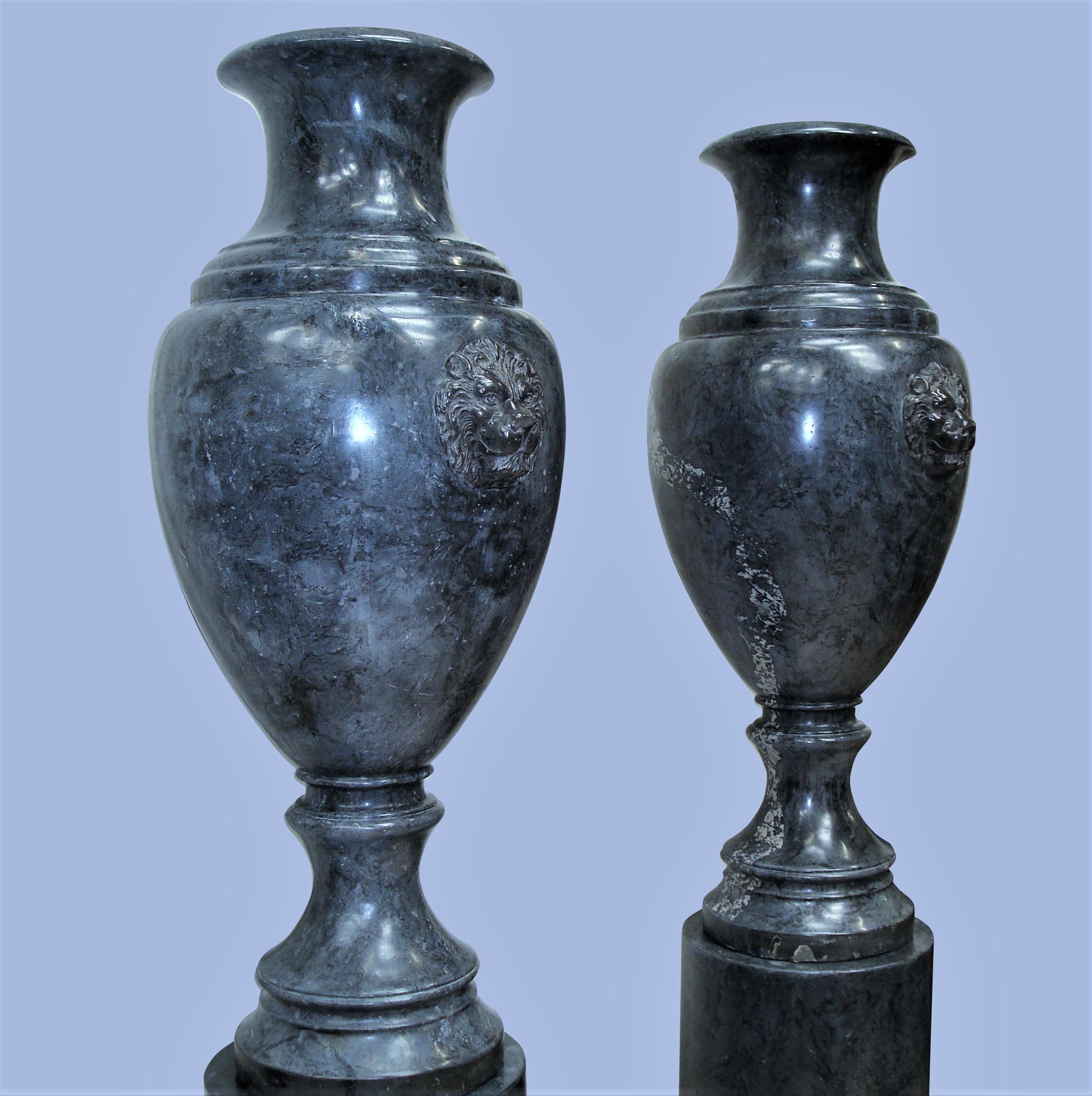 British Early 20th Century Pair of Scagliola Urns on Pedestals For Sale