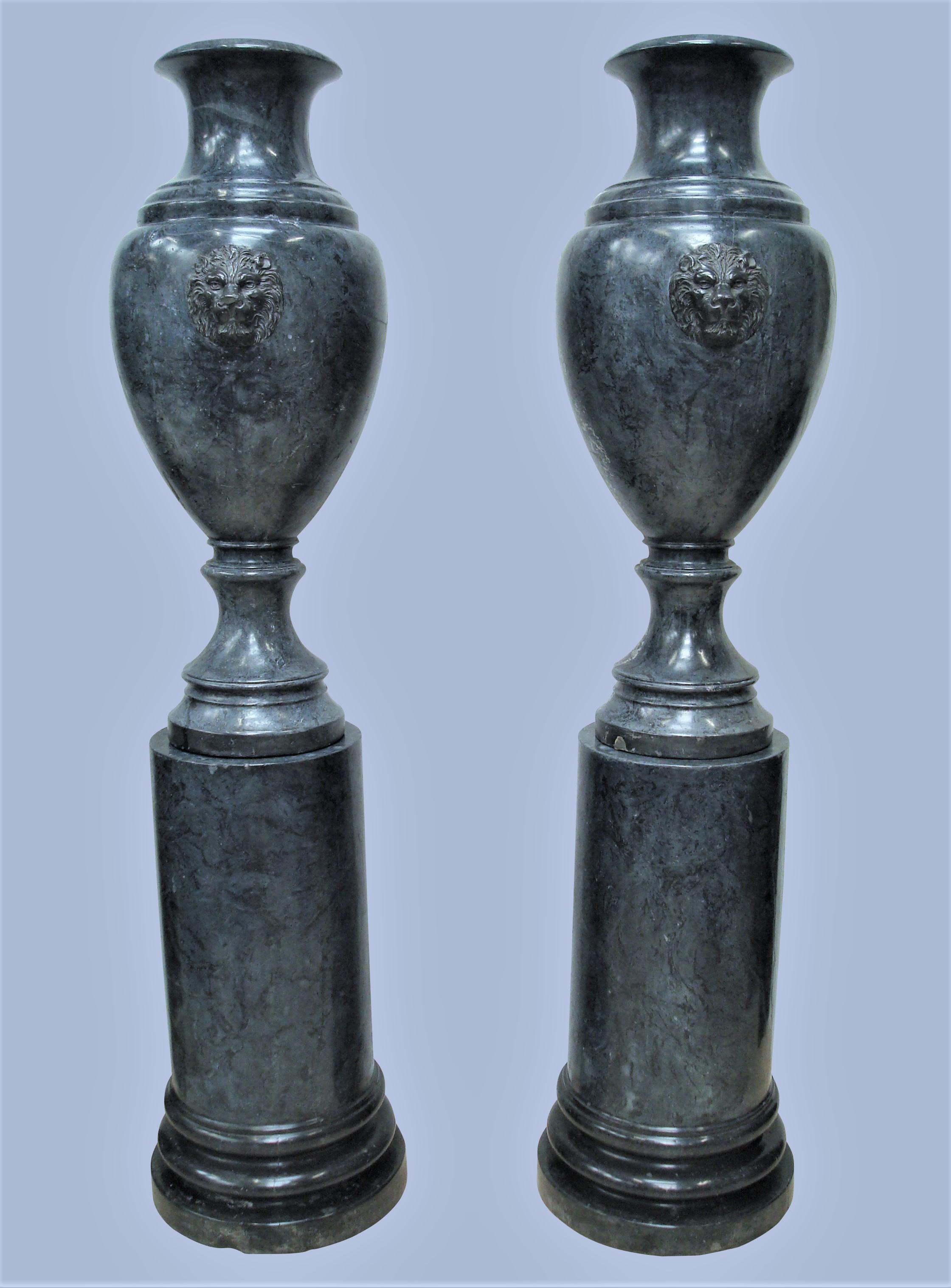 Early 20th Century Pair of Scagliola Urns on Pedestals In Good Condition For Sale In Moreton-in-Marsh, Gloucestershire