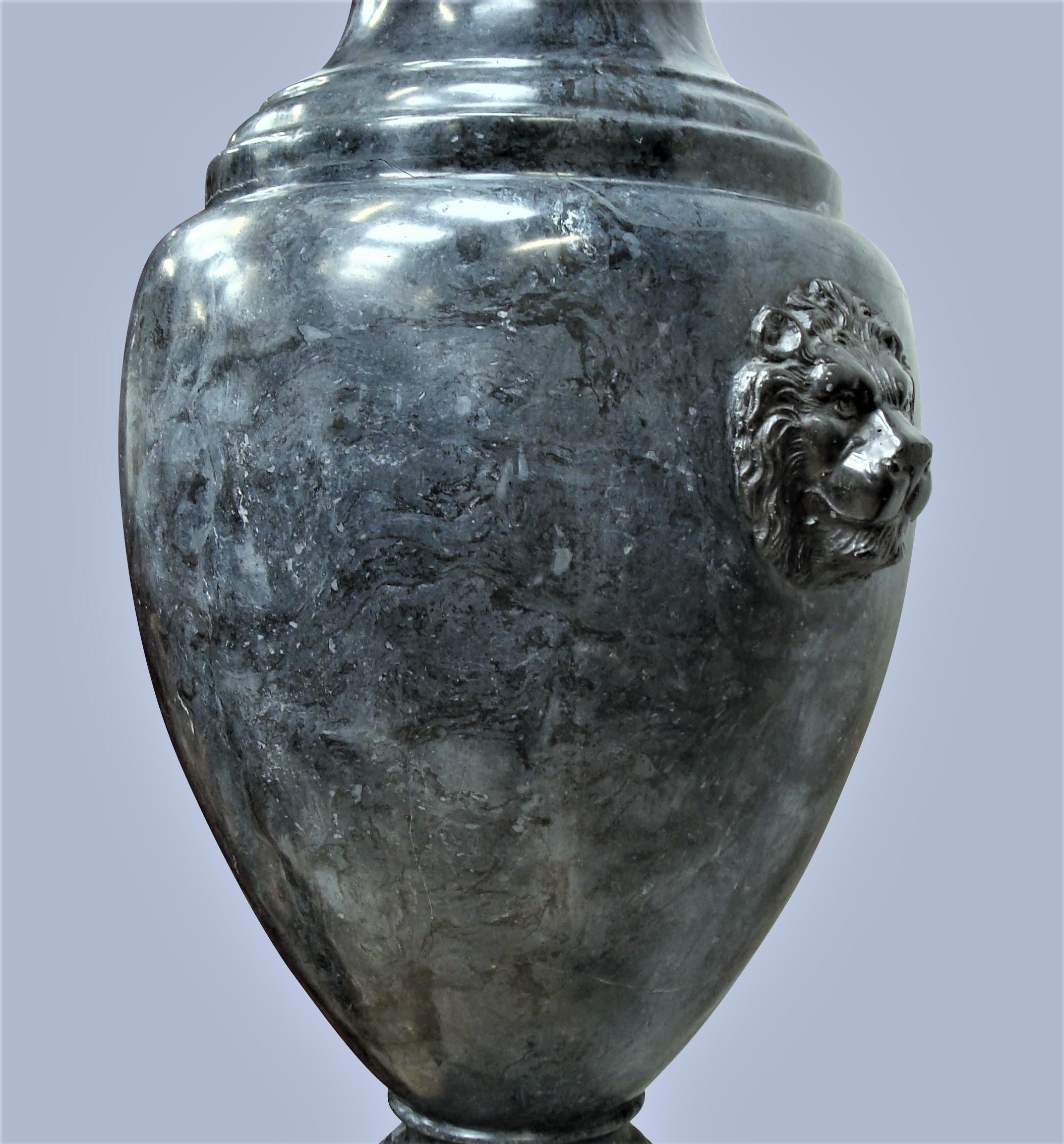 Early 20th Century Pair of Scagliola Urns on Pedestals (Stuckmarmor) im Angebot