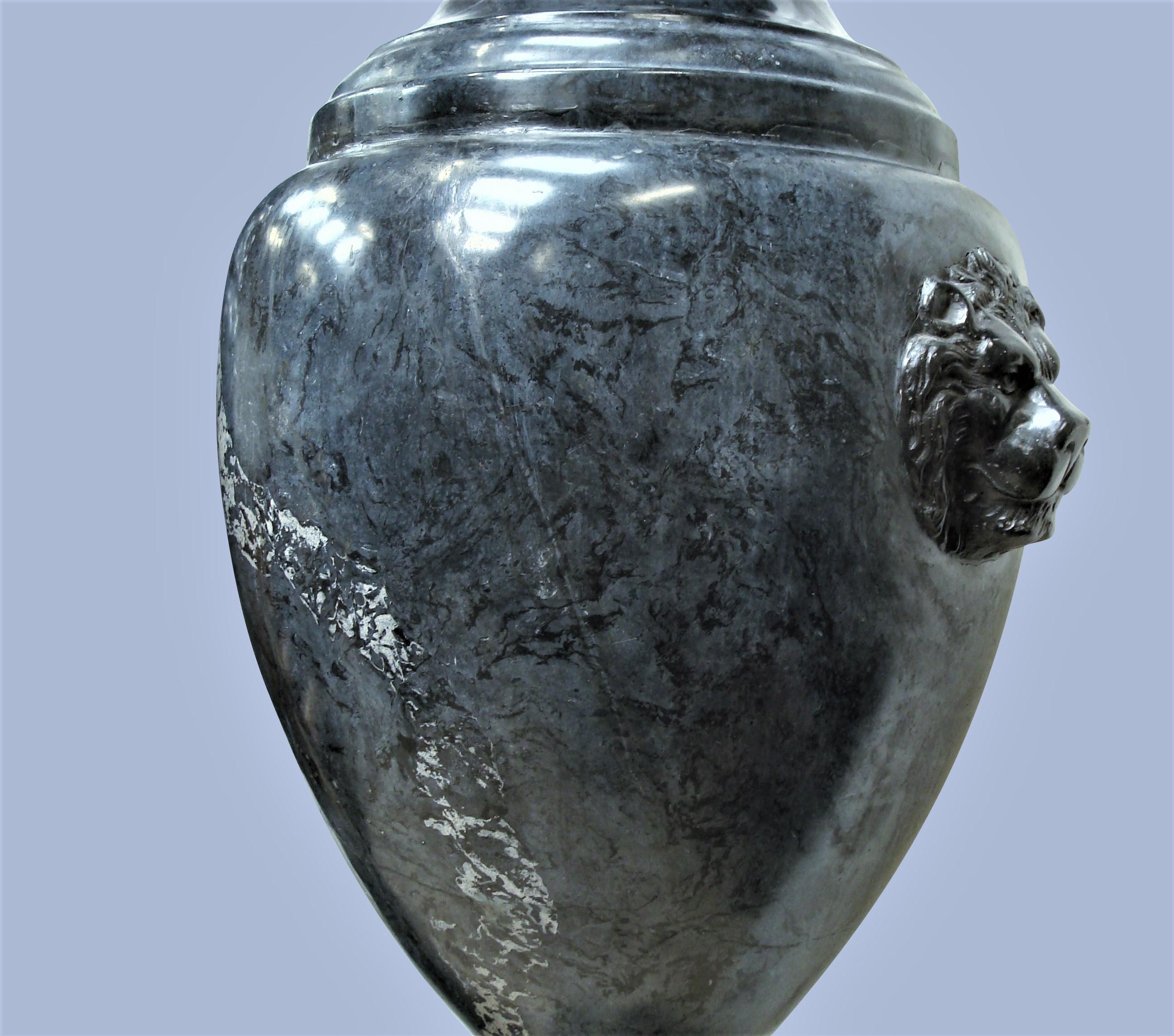 Early 20th Century Pair of Scagliola Urns on Pedestals im Angebot 1