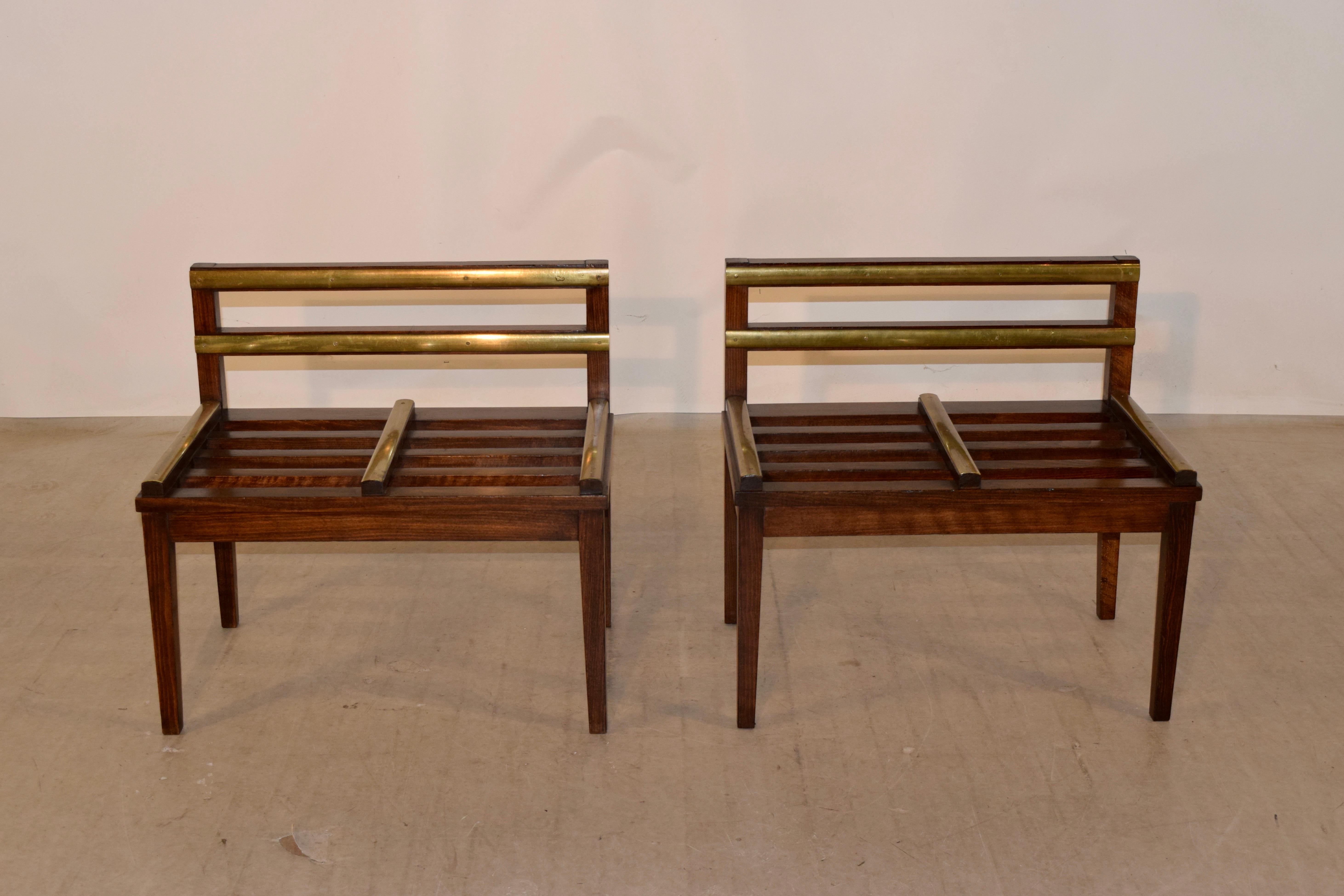 Fabuleuse et très rare paire de porte-bagages signés RINCK Paris, en bois fruitier, vers 1920-1940. Ils sont d'un design simple et élégant, avec des rails en laiton pour maintenir les surfaces en bois en bon état. La famille Rinck était ébéniste et