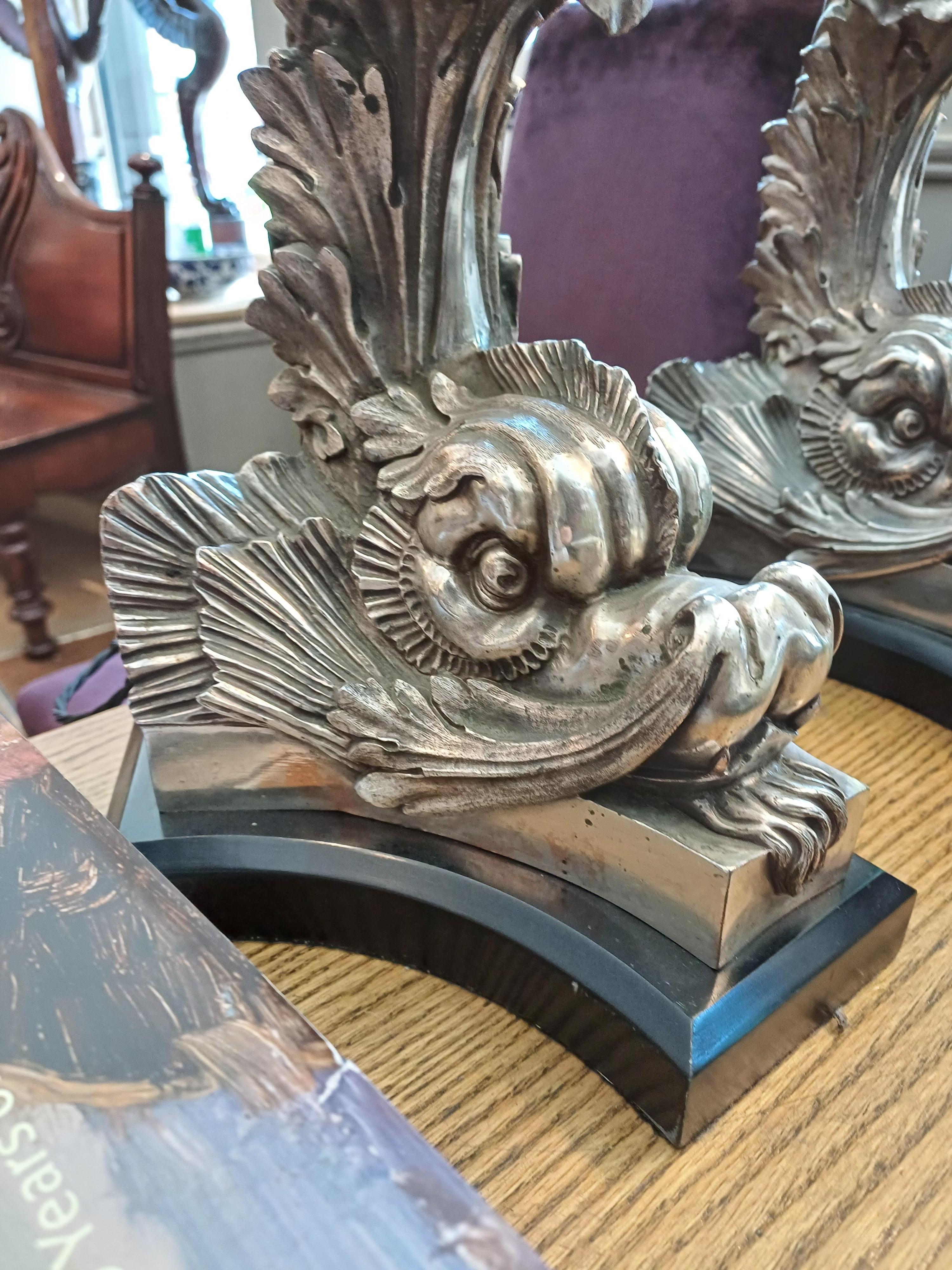 Coppia di lampade da tavolo a delfino in bronzo argentato dei primi del Novecento In condizioni ottime in vendita a Dublin 8, IE